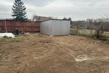 Eladó társasházi lakás Vác, Gombási út végén.

Vác-Deákváron a Gombási úton, közös udvaros telken, bruttó 30 m2-es társasházi lakás eladó.
Az ingatlan besorolása kivett lakóház, udvar, osztatlan közös telken fekszik, melynek mérete 2451 m2, használati megállapodás van a saját telekrészre, mely 209 m2 (tereprendezett).
A telekre gépjármű beállási lehetőség megoldott.
Az ingatlan az elmúlt évben felújításon ment keresztül.
Nyílászáró ablakok hőszigetelt műanyagra kicserélve, a bejárati ajtó is.
Víz, villanyvezetékek (32 Amper) cseréje is megtörtént.
A lakóingatlan külső falazata 5 cm-es Dryvit szigetelést kapott.
A lakás tégla építésű, fafödémes és hullámlemezes megoldású, fűtése kályhával történik.
A helyiségek modern mintázatú Gres járólapokkal burkolva.
Az ingatlanba 4.73 m2-es előtéren keresztül jutunk be, ahol 7.44 m2-es konyha, 3.59 m2-es zuhanyzóval egybeépített WC, 10.54 m2-es szoba, valamint 6.26 m2-es hálószoba található.
Az ingatlan megközelítése, amennyiben nincs autó, akkor az óránként járatos Sejcei busszal lehet bejutni Vác központjába.
A környék ellátottsága jó, iskola, óvoda, orvosi rendelő, boltok 10 percen belül elérhetők.
Ajánlom kezdő fiataloknak, idősebb házaspárnak, akár befektetésnek is.

Ár: 27. 900. 000.-Ft

További információért és a megtekintéssel kapcsolatban, várom megtisztelő hívását!
Amiben még segíteni tudok:
- ha a vásárláshoz még el kell adnia ingatlanát
- energetikai tanúsítvány készítése 72 órán belül
- ingyenes hitelügyintézés
- jogi háttér
- földhivatali ügyintézés
- ajánlatok küldése e-mailben országos adatbázisból.

Tel: +36705581160
