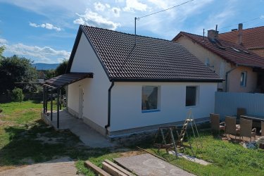 Vác-Deákvár zöldövezeti részén, panel lakás áráért, kis családi ház eladó.