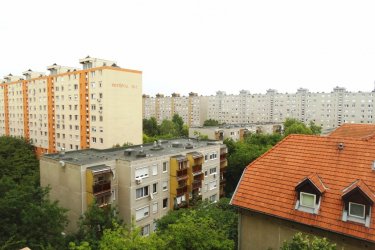 Kispesten a XIX. kerületben 53 m2-es távfűtéses lakás eladó.

Eladásra kínálok Budapest, XIX. kerületben, Kispesten a Batthyány utca 18 szám alatt található, 10 emeletes liftes panelház 7. emeletén elhelyezkedő, 53 m2-es erkélyes jó állapotban (költözhető) lévő, világos zöldövezeti 1 + 2 fél szobás lakást.

A lakóingatlanban előszoba, közlekedő, külön konyha, külön félszoba, ami étkezőnek lett kialakítva, zuhanykabinos fürdőszoba, WC, külön nyíló 9. 5 m2-es szoba, 18 m2-es nappali valamint 4 m2-es erkély található. A szobák laminált lapos burkolatot kapott. 

A lakásból csodálatos panoráma látható a környező parkra és a tájra.
Az ingatlanban kicserélték a nyílászárókat, többrétegű műanyag ablakokra. Minden ablakra redőny került, a fürdőszoba is új zuhanykabint kapott. A bejárati ajtó több ponton záródó biztonsági ajtóval lett kicserélve.
A lakás fűtése és meleg víz ellátása távfűtéssel megoldott. Minden közmű egyedi mérős, fogyasztás alapján fizetendő. 

A társasház az elmúlt években, panelprogram keretében szigeteltették a ház külső falazatát.

Közös költség 18. 500 Ft.  

Fűtés havonta 11266.-Ft (átalány díj), szemét díj 2064.- Ft.
víz-csatorna 5-6 E Ft.

Kellemes lakókörnyezet, igényes, odafigyelő, kedves szomszédok.
A lakótömb körül a parkolás ingyenes, pár percre óvoda, iskolák, orvosi rendelő, gyógyszertár, posta, üzletek elérhetőek. Közelben KÖKI terminál bevásárló központ, Shopmark. 

Közlekedés: 1-2 percre buszok (68, 151, 148; éjszakai), villamos (42,50) a Határ úti vagy a Kőbánya-Kispesti metróhoz pár megálló.

Amennyiben zöld környezetben, ugyanakkor kiváló infrastruktúra és közlekedés mellett képzeli el az ideális ingatlant, akkor ne keressen tovább! Jöjjön el és tekintse meg új otthonát!

Ár: 43. 890. 000.-Ft

Tel:  06705581160

További információért és a megtekintéssel kapcsolatban, várom megtisztelő hívását!
Amiben még segíteni tudok:
- ha a vásárláshoz még el kell adnia ingatlanát
- energetikai tanúsítvány készítése 72 órán belül
- ingyenes hitelügyintézés
- jogi háttér
- földhivatali ügyintézés
- értékbecslés, piaci ármeghatározás
- költöztetés, lomtalanítás
- ajánlatok küldése e-mailben országos adatbázisból.
