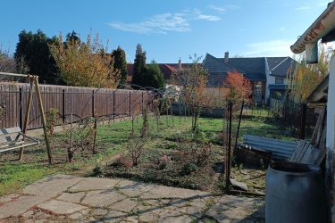 Eladó Vác Deákvár csendes utcájában lévő, kertes családi ház!

Dunakanyar legszebb városában Vác Deákvár nagy forgalomtól mentes, csendes utcájában, eladásra kínálok 360 m2-es bekerített telken, 76 m2-es korának megfelelő állapotú 2 + fél szobás téglaépítésű, kis családi házat.

A családi ház 1976-ban téglából épült, fafödémmel és cserépborítással.
Az ingatlanba 9 m2-es fedett teraszon keresztül jutunk be, ahol előszoba (6. 72 m2), étkezős konyha (8, 25 m2), kádas fürdőszoba (3. 5 m2) WC –el (1. 1 m2), kamra (2 m2), hálószoba (7.5 m2) és az utcafronton, két külön nyíló világos szoba (20.25 m2 és 12.15 m2) lett kialakítva.
A ház fűtését gázkazán és a meleg vizet villanybojler biztosítja. Az épület alatt 10 m2-es pince található.
A telekre gépjárművünkkel beállási lehetőség van, a 200 m2-es kert, gyümölcsfákkal és veteményessel kialakítva. A növényzet locsolását ásott kút biztosítja. A telken továbbá téglaépítésű tároló, WC, gazdasági épület található.
Az épület kis korszerűsítés után, remek otthont tud biztosítani, fiatal házasoknak, idősebb házaspárnak a sűrű hétköznapokon is, kezelhető méretű kerttel, de befektetésnek is kiváló.
Az ingatlan tehermentes, azonnal birtokba vehető.

Az infrastruktúra kiváló, közelben iskola, óvoda, orvosi rendelő, bevásárló központ, posta, piac.

A családi ház elhelyezkedése a tömegközlekedés szempontjából kiváló.

Ár: 47. 900. 000.-Ft

Miért érdemes Vácra költözni?

Hétvégi kirándulások kiinduló pontja ( bicikli túra a Duna-kanyarban, gyalog túra a Börzsönyben ). Számos neves sportegyesület van Vácon (kézilabda, labdarúgás, evezés stb.) Kitűnő iskolák működnek a városban ( 17 óvoda, köztük egy Waldorf, 10 általános iskola, 9 középiskola, a Boronkay Gimnázium országos hírnévre tett szert és 3 főiskola ). A jó oktatáson túl a súlyponti kórház, remek munkalehetőség, Budapest közelsége és tömegközlekedési kapcsolata ( három vonat megy a Nyugatiba óránként, fél órás menetidővel ) teszi vonzóvá Vácot, Budapest irányából könnyen megközelíthető autóval az M2-es autóúton és a 2-es főúton, a Nyugati pályaudvarról 25 perc alatt zónázó vonatokkal a MÁV 70-es számú Budapest–Vác–Szob-vasútvonalán, autóbuszon vagy biciklivel a Duna mellett futó Budapest-Szob kerékpárúton, nyáron pedig a Budapest és Esztergom között közlekedő kirándulóhajókkal is. A Dunán egész évben közlekedő rév köti össze Tahitótfaluval, így Esztergom vagy Szentendre felől is megközelíthető a város. Amióta megépült a 2/A út (M2 autópálya), a Budapest – Ipolyság – Krakkó útvonal elkerüli a várost.

Tel: 06-70-558-1160 Gere Géza