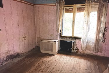 Kisnémedi csendes utcájában, családi ház eladó!

ÓRIÁSI ÁRZUHANÁS    34. 9 M Ft-ról - 30 M Ft-ra.

Váctól 17 km-re Kisnémediben a festői szépségű Pest megyei településen, a központ közelében 1300 m2-es belterületi telken, nettó 81 m2 hasznos alapterületű, erősen felújításra szoruló, 3 és fél szobás családi kertes ház eladó!

Az ingatlan betonúton megközelíthető 5-7 perc sétatávolságra a központtól.

A családi ház vegyes falazatú (kő, tégla, vályog), fa födémes cserép borítással rendelkezik.

Az öröklés után a tulajdonos elkezdte felújítani a házat, az ingatlanban egy szoba kivételével a teljes villanyhálózat át lett vezetékezve. 

Az utcafronton található egyik szoba még nem lett felújítva, kompletten felújításra szorul. 

Fűtése gáz konvektorokkal megoldott, de kéménye van a háznak és régebben kályhával fűtötték a helyiségeket.
Az ablakok nagy része műanyag nyílászárókra lett cserélve.
 
A házhoz tartozó hatalmas beépített teraszból (18-20 m2) egy gyönyörű nappali könnyű szerrel kialakítható. 

Parkolási lehetőség önálló, saját kb. 16 m2-es garázsban lehetséges. A locsoláshoz ásott kút áll rendelkezésre a kertben. 

Megvásárlását követően azonnal elkezdhetik a ház felújítását, ez már a Vevő dolga lesz!

Az ingatlan csendes, nyugodt vidéki életre vágyóknak kiváló lehetőséget nyújt, használható állandó lakhatásra vagy üdülési célokra is a felújítás után!
Kisnémedi község ellátottsága nagyon jó, hiszen a közelben megtalálunk mindent, amire a mindennapi életben szükség van. 
ABC, posta, orvosi, gyermekorvosi rendelő, patika, kifőzde, pizzéria. 
A közvilágítás számára esztétikus fém kandelábereket helyeztek el.
Az utca aszfaltburkolatát felszedték, helyette az utat és a járdákat térkő burkolattal látták el, a település többi utcájához hasonlóan. 

A remek közbiztonságnak örvendő település dinamikusan fejlődik, a közterületei térkövezettek, az intézményeit, szolgáltató épületeit, parkjait gyönyörűen karbantartják, felújítják.
Az autóbusz közlekedés Vác és Budapest felé is megfelelően szervezett.

Ajánlom olyan családnak, akik szeretik a nyugalmas falusi életvitelt.

Államilag támogatott hitelek nem vehetők fel rá.
(CSOK, falusi CSOK).
  
Irányára: 30. 000. 000.- Ft

További információért és a megtekintéssel kapcsolatban, várom megtisztelő hívását!

Amiben még segíteni tudok:
- energetikai tanúsítvány készítése 72 órán belül
- ingyenes hitelügyintézés
- jogi háttér
- földhivatali ügyintézés
- értékbecslés, piaci ármeghatározás
- költöztetés, lomtalanítás
- ajánlatok küldése e-mailben országos adatbázisból.

Tel: +36705581160