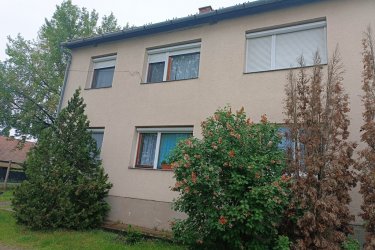 Eladó Vámosmikola központjához közeli, remek állapotú tégla építésű lakás! 