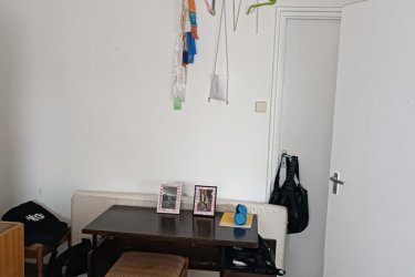 Eladó Vámosmikola központjához közeli, remek állapotú tégla építésű lakás!

Eladásra kínálom Vámosmikola központjához közeli körbekerített telken, 4 lakásos lakóépület I. emeletén, remek állapotú 53 m2-es, I. emeleti két szoba összkomfortos tégla építésű lakást.
Az ingatlan télen-nyáron megközelíthető, mivel szilárd burkolatú utcában található.
A lakóingatlant az 1980-as években építették tégla falazattal.
A lakásban előszoba (7.5 m2), étkezős konyha 13.2 m2, (kis tárolóval 1 m2), ahova elhelyezték a Bosch típusú gázkazánt), fürdőszoba ( 3.19 m2), WC ( 0.81 m2), külön bejáratú nappali (17.72 m2) és hálószoba (12.38 m2) lett kialakítva.
Az ingatlan közművei: víz, villany, gáz valamint csatorna.
Az ingatlan fűtése és a meleg víz gázcirkóval megoldott radiátoros hő leadással.
Évente rendszeresen karbantartott és korszerű radiátorokkal felszerelt.
A havi rezsiköltség rendkívül alacsony, az ingatlan fenntartása kedvező, fűtés, víz, villany valamint gáz egyedi mérés alapján kerül elszámolásra.
A lakás korszerűsítése és a felújítása az elmúlt időszakban megtörtént. Az ingatlan korszerű hőszigetelt fa nyílászárókkal, szúnyoghálóval felszerelt.
A szobák elrendezése rendkívül jó, a folyosóról nyílik a nappali és a hálószoba, amelyek egymás mellett helyezkednek el.

A lépcsőház, tiszta rendezett, konszolidált lakóközösség jellemzi.
A parkolás az udvarban ingyenes.

Az ingatlan remek elhelyezkedésének köszönhetően pár perces sétán belül elérhető minden, ami a hétköznapi élethez szükséges, élelmiszerbolt, zöldséges, hentes, pékség, általános iskola, orvosi rendelő, gyógyszertár és a buszmegálló 5 perces sétával elérhető.

A tégla lakás per és tehermentes, költözés a megállapodás szerint lehetséges.

Ajánlom fiataloknak és olyan személyeknek, akik szeretik a vidéki életet, a csendet és a nyugalmat távol a város zajától, de befektetésnek is kiváló lehetőség.

Államilag támogatott kedvezményes hitelek igényelhetők!

Irányár: 23. 400. 000.-Ft

20 km-es körzeten belül több gyógyfürdő található, mind a magyar és a szlovák oldalon is (Esztergom - Párkány).
A közelben pedig több ismert turisztikai település (Kemence, Nagybörzsöny, Perőcsény) és túrázásra, kirándulásra alkalmas helyek találhatóak. Vadászásra és horgászásra is van lehetőség az Ipoly folyó mentén és teljes területén.

további információért és a megtekintéssel kapcsolatban, várom megtisztelő hívását!

Amiben még segíteni tudok:
- ha a vásárláshoz még el kell adnia ingatlanát
- energetikai tanúsítvány készítése 72 órán belül
- ingyenes hitelügyintézés, - jogi háttér
- földhivatali ügyintézés, - értékbecslés, piaci ármeghatározás
- költöztetés, lomtalanítás, - ajánlatok küldése e-mailben országos adatbázisból.

Tel: +36705581160