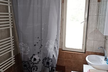 Eladó Vámosmikola központjához közeli, remek állapotú tégla építésű lakás!

Eladásra kínálom Vámosmikola központjához közeli körbekerített telken, 4 lakásos lakóépület I. emeletén, remek állapotú 53 m2-es, I. emeleti két szoba összkomfortos tégla építésű lakást.
Az ingatlan télen-nyáron megközelíthető, mivel szilárd burkolatú utcában található.
A lakóingatlant az 1980-as években építették tégla falazattal.
A lakásban előszoba (7.5 m2), étkezős konyha 13.2 m2, (kis tárolóval 1 m2), ahova elhelyezték a Bosch típusú gázkazánt), fürdőszoba ( 3.19 m2), WC ( 0.81 m2), külön bejáratú nappali (17.72 m2) és hálószoba (12.38 m2) lett kialakítva.
Az ingatlan közművei: víz, villany, gáz valamint csatorna.
Az ingatlan fűtése és a meleg víz gázcirkóval megoldott radiátoros hő leadással.
Évente rendszeresen karbantartott és korszerű radiátorokkal felszerelt.
A havi rezsiköltség rendkívül alacsony, az ingatlan fenntartása kedvező, fűtés, víz, villany valamint gáz egyedi mérés alapján kerül elszámolásra.
A lakás korszerűsítése és a felújítása az elmúlt időszakban megtörtént. Az ingatlan korszerű hőszigetelt fa nyílászárókkal, szúnyoghálóval felszerelt.
A szobák elrendezése rendkívül jó, a folyosóról nyílik a nappali és a hálószoba, amelyek egymás mellett helyezkednek el.

A lépcsőház, tiszta rendezett, konszolidált lakóközösség jellemzi.
A parkolás az udvarban ingyenes.

Az ingatlan remek elhelyezkedésének köszönhetően pár perces sétán belül elérhető minden, ami a hétköznapi élethez szükséges, élelmiszerbolt, zöldséges, hentes, pékség, általános iskola, orvosi rendelő, gyógyszertár és a buszmegálló 5 perces sétával elérhető.

A tégla lakás per és tehermentes, költözés a megállapodás szerint lehetséges.

Ajánlom fiataloknak és olyan személyeknek, akik szeretik a vidéki életet, a csendet és a nyugalmat távol a város zajától, de befektetésnek is kiváló lehetőség.

Államilag támogatott kedvezményes hitelek igényelhetők!

Irányár: 23. 400. 000.-Ft

20 km-es körzeten belül több gyógyfürdő található, mind a magyar és a szlovák oldalon is (Esztergom - Párkány).
A közelben pedig több ismert turisztikai település (Kemence, Nagybörzsöny, Perőcsény) és túrázásra, kirándulásra alkalmas helyek találhatóak. Vadászásra és horgászásra is van lehetőség az Ipoly folyó mentén és teljes területén.

további információért és a megtekintéssel kapcsolatban, várom megtisztelő hívását!

Amiben még segíteni tudok:
- ha a vásárláshoz még el kell adnia ingatlanát
- energetikai tanúsítvány készítése 72 órán belül
- ingyenes hitelügyintézés, - jogi háttér
- földhivatali ügyintézés, - értékbecslés, piaci ármeghatározás
- költöztetés, lomtalanítás, - ajánlatok küldése e-mailben országos adatbázisból.

Tel: +36705581160