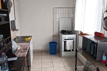 Eladó Vámosmikola központjához közeli, remek állapotú tégla építésű lakás!

Eladásra kínálom Vámosmikola központjához közeli körbekerített telken, 4 lakásos lakóépület I. emeletén, remek állapotú 53 m2-es, I. emeleti két szoba összkomfortos tégla építésű lakást.
Az ingatlan télen-nyáron megközelíthető, mivel szilárd burkolatú utcában található.
A lakóingatlant az 1980-as években építették tégla falazattal.
A lakásban előszoba (7.5 m2), étkezős konyha 13.2 m2, (kis tárolóval 1 m2), ahova elhelyezték a Bosch típusú gázkazánt), fürdőszoba ( 3.19 m2), WC ( 0.81 m2), külön bejáratú nappali (17.72 m2) és hálószoba (12.38 m2) lett kialakítva.
Az ingatlan közművei: víz, villany, gáz valamint csatorna.
Az ingatlan fűtése és a meleg víz gázcirkóval megoldott radiátoros hő leadással.
Évente rendszeresen karbantartott és korszerű radiátorokkal felszerelt.
A havi rezsiköltség rendkívül alacsony, az ingatlan fenntartása kedvező, fűtés, víz, villany valamint gáz egyedi mérés alapján kerül elszámolásra.
A lakás korszerűsítése és a felújítása az elmúlt időszakban megtörtént. Az ingatlan korszerű hőszigetelt fa nyílászárókkal, szúnyoghálóval felszerelt.
A szobák elrendezése rendkívül jó, a folyosóról nyílik a nappali és a hálószoba, amelyek egymás mellett helyezkednek el.

A lépcsőház, tiszta rendezett, konszolidált lakóközösség jellemzi.
A parkolás az udvarban ingyenes.

Az ingatlan remek elhelyezkedésének köszönhetően pár perces sétán belül elérhető minden, ami a hétköznapi élethez szükséges, élelmiszerbolt, zöldséges, hentes, pékség, általános iskola, orvosi rendelő, gyógyszertár és a buszmegálló 5 perces sétával elérhető.

A tégla lakás per és tehermentes, költözés a megállapodás szerint lehetséges.

Ajánlom fiataloknak és olyan személyeknek, akik szeretik a vidéki életet, a csendet és a nyugalmat távol a város zajától, de befektetésnek is kiváló lehetőség.

Államilag támogatott kedvezményes hitelek igényelhetők!

Irányár: 23. 400. 000.-Ft

20 km-es körzeten belül több gyógyfürdő található, mind a magyar és a szlovák oldalon is (Esztergom - Párkány).
A közelben pedig több ismert turisztikai település (Kemence, Nagybörzsöny, Perőcsény) és túrázásra, kirándulásra alkalmas helyek találhatóak. Vadászásra és horgászásra is van lehetőség az Ipoly folyó mentén és teljes területén.

további információért és a megtekintéssel kapcsolatban, várom megtisztelő hívását!

Amiben még segíteni tudok:
- ha a vásárláshoz még el kell adnia ingatlanát
- energetikai tanúsítvány készítése 72 órán belül
- ingyenes hitelügyintézés, - jogi háttér
- földhivatali ügyintézés, - értékbecslés, piaci ármeghatározás
- költöztetés, lomtalanítás, - ajánlatok küldése e-mailben országos adatbázisból.

Tel: +36705581160