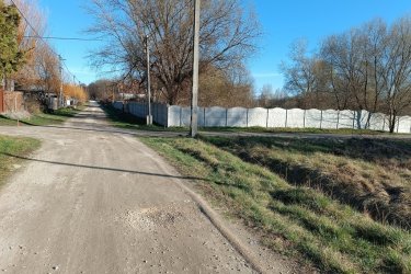 Eladó építési telek Csörög csendes kertvárosi részén!

Szeretné álmai otthonát megépíteni távol a város zajától?
Itt a lehetőség, éljen vele.

Kivételes lehetőség a saját otthon megteremtésére Csörög kertvárosi övezetében. Az eladásra kínált 715 m2-es belterületi építési sarok telek, az Lk-2 övezeti besorolásnak
megfelelően ideális családi ház építésére.

Tartozik a telekhez egy érvényes építési engedély is.
A tervezett épület bruttó 97m2-es, nettó 81m2.
A telken egy korábbi, kb. 80 m²-es ház alapja, valamint egy fúrt kút is található.
A víz közműhöz tartozó csatlakozási hozzájárulás már befizetésre került.
Közművek: víz, gáz és villany a telek előtt, a csatorna telken belül van.

A telek paraméterei:

1/ méret: 715 m2
2/szélesség: 20 méter
3/ Hosszúság: 26 méter
4 / Beépíthetőség: 30 %
5/ Beépítési mód: oldal határos
6/ Építmény magasság: 4. 5 méter
7/ Zöldterület mértéke: 50 %
8/ Szintterület mutató 0. 5 %

Ajánlom azoknak, akik szeretik a romantikus környezetet, a táj szépségét és a nyugalmat, akik számára fontos a városi infrastruktúra elérhetősége is.

Községben megtalálható óvoda, bölcsőde, művelődési ház, könyvtár, orvosi rendelő, védőnői szolgálat, gyermekjóléti szolgálat, posta, bolt is, amely a család élelmiszer ellátását biztosítja.
Menetrend szerinti iskolabusz jár reggel és délután a Váci és Sződi általános iskolába. Közlekedés: vonattal 7 perc alatt lehet a váci vasútállomásra jutni, ahonnan néhány perc elteltével indul a zónázó járat - 25 perc menetidővel - a Nyugati Pálya udvarra.

Ár: 12. 500. 000.-Ft

további információért és a megtekintéssel kapcsolatban, várom megtisztelő hívását!

Amiben még segíteni tudok:
– ha a vásárláshoz még el kell adnia ingatlanát
– energetikai tanúsítvány készítése 72 órán belül
– ingyenes hitelügyintézés
– jogi háttér
– földhivatali ügyintézés
– értékbecslés, piaci ármeghatározás
– költöztetés, lomtalanítás. 

Tel: +36705581160