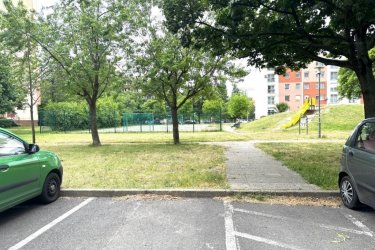Eladásra kínálok Budapest XX. kerületében Pázsitos sétányon egy negyedik emeleti 54 m2-es panellakást.

ÁRCSÖKKENÉS 53.9 M Ft-ról  - 52.5 M Ft-ra.

A lakás zöldövezeti részen található, a parkolás díjmentes.

Az ingatlan részleges felújítást kapott, 2015-ben megújult a villany hálózat, 2021-ben 3 rétegű thermoplán nyílászárók lettek beépítve, melyeket szúnyogháló és redőny is véd.

A lakásban előtér, konyha, két külön nyíló hálószoba, gardrób, fürdőszoba káddal és egy toalett került kialakításra.

Az ingatlan melegéről távfűtés gondoskodik termosztát fejes radiátoros hő leadókkal, a lakás hűtését hűtő-fűtő klíma biztosítja.
A lakás egyedi mérőórákkal rendelkezik (gáz, víz, villany).

Közös költség 30. 000 Ft/hó.

Lift van a házban, kaputelefon kialakítással.

A XX. kerület, Budapest déli részén elhelyezkedő, rendkívül változatos és színes hely, a Belvárostól mindössze 20 perc távolságra.
A központi része Erzsébetfalván található. Itt egy nagyobb, parkosított helyekkel-, játszóterekkel rendelkező lakótelep fekszik. 
Ez egy nyüzsgő, élettel teli része a kerületnek. 
Ellentétben a többivel, amelyek inkább kert városias jellegűek, csendes-, forgalomtól mentes utcákkal. A sétálóutcában és annak közelében minden megtalálható, ami a hétköznapi szükségleteket kielégíti. 
Emellett a Csili Művelődési Központ nyújt kikapcsolódási lehetőséget és változatos programokat.
A kerületben 11 iskola és 17 óvoda működik.
Pesterzsébet különleges része Gubacs, amely határos a Soroksári-Dunával. Itt számos sporttevékenység végezhető, pl. kajak, kenu, labdarúgás, valamint jégkorong és korcsolya a Pesterzsébeti jégcsarnokban. 
A szórakozni-, kikapcsolódni vágyók igényét Dunára néző éttermek, játszótér, vízparti sétány, valamint a Budapesten egyedülálló jódos-sós vizű gyógyfürdő tudja kielégíteni.

Ha szeretne a fővárosban élni karnyújtásnyira mindentől, akkor ez az ingatlan alkalmas ön és családja részére.

Irányár: 52. 500. 000.- Ft

További információért és a megtekintéssel kapcsolatban, várom megtisztelő hívását!
Amiben még segíteni tudok:
- ha a vásárláshoz még el kell adnia ingatlanát
- energetikai tanúsítvány készítése 72 órán belül
- ingyenes hitelügyintézés
- jogi háttér
- földhivatali ügyintézés
- ajánlatok küldése e-mailben országos adatbázisból.

Tel: +36705581160 Gere Géza
Tel: +36306549409 Rózsa Mónika
