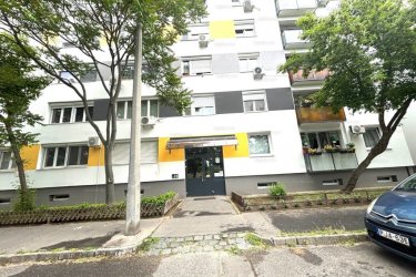 Eladásra kínálok Budapest XX. kerületében Pázsitos sétányon egy negyedik emeleti 54 m2-es panellakást.

ÁRCSÖKKENÉS 53.9 M Ft-ról  - 52.5 M Ft-ra.

A lakás zöldövezeti részen található, a parkolás díjmentes.

Az ingatlan részleges felújítást kapott, 2015-ben megújult a villany hálózat, 2021-ben 3 rétegű thermoplán nyílászárók lettek beépítve, melyeket szúnyogháló és redőny is véd.

A lakásban előtér, konyha, két külön nyíló hálószoba, gardrób, fürdőszoba káddal és egy toalett került kialakításra.

Az ingatlan melegéről távfűtés gondoskodik termosztát fejes radiátoros hő leadókkal, a lakás hűtését hűtő-fűtő klíma biztosítja.
A lakás egyedi mérőórákkal rendelkezik (gáz, víz, villany).

Közös költség 30. 000 Ft/hó.

Lift van a házban, kaputelefon kialakítással.

A XX. kerület, Budapest déli részén elhelyezkedő, rendkívül változatos és színes hely, a Belvárostól mindössze 20 perc távolságra.
A központi része Erzsébetfalván található. Itt egy nagyobb, parkosított helyekkel-, játszóterekkel rendelkező lakótelep fekszik. 
Ez egy nyüzsgő, élettel teli része a kerületnek. 
Ellentétben a többivel, amelyek inkább kert városias jellegűek, csendes-, forgalomtól mentes utcákkal. A sétálóutcában és annak közelében minden megtalálható, ami a hétköznapi szükségleteket kielégíti. 
Emellett a Csili Művelődési Központ nyújt kikapcsolódási lehetőséget és változatos programokat.
A kerületben 11 iskola és 17 óvoda működik.
Pesterzsébet különleges része Gubacs, amely határos a Soroksári-Dunával. Itt számos sporttevékenység végezhető, pl. kajak, kenu, labdarúgás, valamint jégkorong és korcsolya a Pesterzsébeti jégcsarnokban. 
A szórakozni-, kikapcsolódni vágyók igényét Dunára néző éttermek, játszótér, vízparti sétány, valamint a Budapesten egyedülálló jódos-sós vizű gyógyfürdő tudja kielégíteni.

Ha szeretne a fővárosban élni karnyújtásnyira mindentől, akkor ez az ingatlan alkalmas ön és családja részére.

Irányár: 52. 500. 000.- Ft

További információért és a megtekintéssel kapcsolatban, várom megtisztelő hívását!
Amiben még segíteni tudok:
- ha a vásárláshoz még el kell adnia ingatlanát
- energetikai tanúsítvány készítése 72 órán belül
- ingyenes hitelügyintézés
- jogi háttér
- földhivatali ügyintézés
- ajánlatok küldése e-mailben országos adatbázisból.

Tel: +36705581160 Gere Géza
Tel: +36306549409 Rózsa Mónika