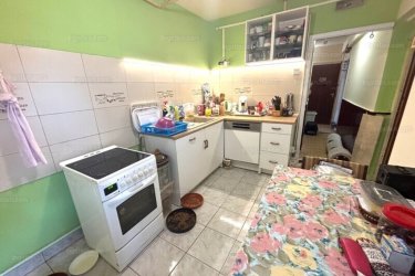Eladásra kínálok Budapest XX. kerületében Pázsitos sétányon egy negyedik emeleti 54 m2-es panellakást.

ÁRCSÖKKENÉS 53.9 M Ft-ról  - 52.5 M Ft-ra.

A lakás zöldövezeti részen található, a parkolás díjmentes.

Az ingatlan részleges felújítást kapott, 2015-ben megújult a villany hálózat, 2021-ben 3 rétegű thermoplán nyílászárók lettek beépítve, melyeket szúnyogháló és redőny is véd.

A lakásban előtér, konyha, két külön nyíló hálószoba, gardrób, fürdőszoba káddal és egy toalett került kialakításra.

Az ingatlan melegéről távfűtés gondoskodik termosztát fejes radiátoros hő leadókkal, a lakás hűtését hűtő-fűtő klíma biztosítja.
A lakás egyedi mérőórákkal rendelkezik (gáz, víz, villany).

Közös költség 30. 000 Ft/hó.

Lift van a házban, kaputelefon kialakítással.

A XX. kerület, Budapest déli részén elhelyezkedő, rendkívül változatos és színes hely, a Belvárostól mindössze 20 perc távolságra.
A központi része Erzsébetfalván található. Itt egy nagyobb, parkosított helyekkel-, játszóterekkel rendelkező lakótelep fekszik. 
Ez egy nyüzsgő, élettel teli része a kerületnek. 
Ellentétben a többivel, amelyek inkább kert városias jellegűek, csendes-, forgalomtól mentes utcákkal. A sétálóutcában és annak közelében minden megtalálható, ami a hétköznapi szükségleteket kielégíti. 
Emellett a Csili Művelődési Központ nyújt kikapcsolódási lehetőséget és változatos programokat.
A kerületben 11 iskola és 17 óvoda működik.
Pesterzsébet különleges része Gubacs, amely határos a Soroksári-Dunával. Itt számos sporttevékenység végezhető, pl. kajak, kenu, labdarúgás, valamint jégkorong és korcsolya a Pesterzsébeti jégcsarnokban. 
A szórakozni-, kikapcsolódni vágyók igényét Dunára néző éttermek, játszótér, vízparti sétány, valamint a Budapesten egyedülálló jódos-sós vizű gyógyfürdő tudja kielégíteni.

Ha szeretne a fővárosban élni karnyújtásnyira mindentől, akkor ez az ingatlan alkalmas ön és családja részére.

Irányár: 52. 500. 000.- Ft

További információért és a megtekintéssel kapcsolatban, várom megtisztelő hívását!
Amiben még segíteni tudok:
- ha a vásárláshoz még el kell adnia ingatlanát
- energetikai tanúsítvány készítése 72 órán belül
- ingyenes hitelügyintézés
- jogi háttér
- földhivatali ügyintézés
- ajánlatok küldése e-mailben országos adatbázisból.

Tel: +36705581160 Gere Géza
Tel: +36306549409 Rózsa Mónika