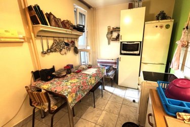 Eladásra kínálok Budapest XX. kerületében Pázsitos sétányon egy negyedik emeleti 54 m2-es panellakást.

ÁRCSÖKKENÉS 53.9 M Ft-ról  - 52.5 M Ft-ra.

A lakás zöldövezeti részen található, a parkolás díjmentes.

Az ingatlan részleges felújítást kapott, 2015-ben megújult a villany hálózat, 2021-ben 3 rétegű thermoplán nyílászárók lettek beépítve, melyeket szúnyogháló és redőny is véd.

A lakásban előtér, konyha, két külön nyíló hálószoba, gardrób, fürdőszoba káddal és egy toalett került kialakításra.

Az ingatlan melegéről távfűtés gondoskodik termosztát fejes radiátoros hő leadókkal, a lakás hűtését hűtő-fűtő klíma biztosítja.
A lakás egyedi mérőórákkal rendelkezik (gáz, víz, villany).

Közös költség 30. 000 Ft/hó.

Lift van a házban, kaputelefon kialakítással.

A XX. kerület, Budapest déli részén elhelyezkedő, rendkívül változatos és színes hely, a Belvárostól mindössze 20 perc távolságra.
A központi része Erzsébetfalván található. Itt egy nagyobb, parkosított helyekkel-, játszóterekkel rendelkező lakótelep fekszik. 
Ez egy nyüzsgő, élettel teli része a kerületnek. 
Ellentétben a többivel, amelyek inkább kert városias jellegűek, csendes-, forgalomtól mentes utcákkal. A sétálóutcában és annak közelében minden megtalálható, ami a hétköznapi szükségleteket kielégíti. 
Emellett a Csili Művelődési Központ nyújt kikapcsolódási lehetőséget és változatos programokat.
A kerületben 11 iskola és 17 óvoda működik.
Pesterzsébet különleges része Gubacs, amely határos a Soroksári-Dunával. Itt számos sporttevékenység végezhető, pl. kajak, kenu, labdarúgás, valamint jégkorong és korcsolya a Pesterzsébeti jégcsarnokban. 
A szórakozni-, kikapcsolódni vágyók igényét Dunára néző éttermek, játszótér, vízparti sétány, valamint a Budapesten egyedülálló jódos-sós vizű gyógyfürdő tudja kielégíteni.

Ha szeretne a fővárosban élni karnyújtásnyira mindentől, akkor ez az ingatlan alkalmas ön és családja részére.

Irányár: 52. 500. 000.- Ft

További információért és a megtekintéssel kapcsolatban, várom megtisztelő hívását!
Amiben még segíteni tudok:
- ha a vásárláshoz még el kell adnia ingatlanát
- energetikai tanúsítvány készítése 72 órán belül
- ingyenes hitelügyintézés
- jogi háttér
- földhivatali ügyintézés
- ajánlatok küldése e-mailben országos adatbázisból.

Tel: +36705581160 Gere Géza
Tel: +36306549409 Rózsa Mónika