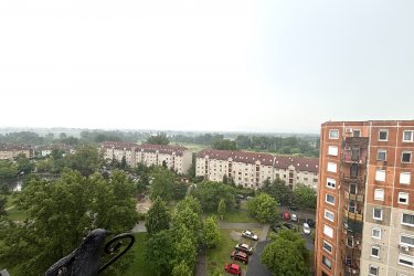 Eladásra kínálok Dunakeszi Barátság úti lakótelepen, egy 67 m2 Dunára néző örök panorámás felújított lakást.

A 10 emeletes panellakás a tömbház záró szintjén található.
A házban kaputelefon, lift van.

Az ingatlan egyedi mérőórákkal rendelkezik (víz, villany).
Az ingatlanban tágas étkező, konyha, három világos szoba, beépített szekrény, fürdőszoba káddal és külön toalett került kialakításra.

A lakás melegéről távfűtés gondoskodik radiátoros hő leadókkal, hűtését pedig a nappaliban felszerelt hűtő-fűtő klíma biztosítja.

A szobák laminált lap és a többi helyiség kerámialap burkolású.
Az ablakok műanyag hőszigetelésűek. 

Közös költség: 14 700.- Ft / hó

Dunakeszi könnyen megközelíthető a 2-es főútról, M2-es és az M0-ásról. Dunakeszire vonattal bő negyedóra alatt lehet kiérni a Nyugatiból, de busszal is el lehet jutni a városba.

Egyik fő vonzereje, hogy sokféleképpen lehet megközelíteni, a Megyeri-híd miatt jó az összeköttetése a budai oldallal is.

Dunakeszin számos vásárlási lehetőség van. 
Kisebb boltok, ABC-k, diszkontok mellett nagy szuper és hipermarketeket is elérhetőek, egy jó akcióért biztosan nem kell messzire menni. 
Több étterem, cukrászda is működik a városban, számos szabadidős és kikapcsolódási lehetőség van.

Dunakeszin a Barátság úti lakótelepen élni jó, minden 10 perc sétára megtalálható vasút állomás, buszmegálló, óvodák, iskolák, bevásárlási lehetőség, gyógyszertár, orvosi rendelő. 
Az állatbarátok számára is ideális választás, a lakótelepen kutyafuttató is kialakításra került.
Ha szeretne egy fejlődő városban élni, akkor ez az örök panorámás lakás önre és családjára vár.

Irányár: 64, 500. 000.-Ft

További információért és a meg tekintéssel kapcsolatban, várom megtisztelő hívását!

Amiben még segíteni tudok:

- ha a vásárláshoz még el kell adnia ingatlanát
- energetikai tanúsítvány készítése 72 órán belül
- ingyenes hitelügyintézés
- jogi háttér
- földhivatali ügyintézés
- értékbecslés, piaci ár meghatározás
- költöztetés, lomtalanítás
- ajánlatok küldése e-mailben országos adatbázisból.

Tel: +36705581160  Gere Géza