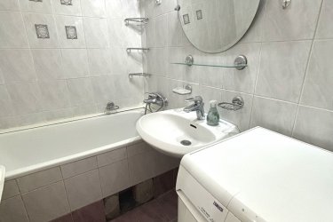 Eladásra kínálok Dunakeszi Barátság úti lakótelepen, egy 67 m2 Dunára néző örök panorámás felújított lakást.

A 10 emeletes panellakás a tömbház záró szintjén található.
A házban kaputelefon, lift van.

Az ingatlan egyedi mérőórákkal rendelkezik (víz, villany).
Az ingatlanban tágas étkező, konyha, három világos szoba, beépített szekrény, fürdőszoba káddal és külön toalett került kialakításra.

A lakás melegéről távfűtés gondoskodik radiátoros hő leadókkal, hűtését pedig a nappaliban felszerelt hűtő-fűtő klíma biztosítja.

A szobák laminált lap és a többi helyiség kerámialap burkolású.
Az ablakok műanyag hőszigetelésűek. 

Közös költség: 14 700.- Ft / hó

Dunakeszi könnyen megközelíthető a 2-es főútról, M2-es és az M0-ásról. Dunakeszire vonattal bő negyedóra alatt lehet kiérni a Nyugatiból, de busszal is el lehet jutni a városba.

Egyik fő vonzereje, hogy sokféleképpen lehet megközelíteni, a Megyeri-híd miatt jó az összeköttetése a budai oldallal is.

Dunakeszin számos vásárlási lehetőség van. 
Kisebb boltok, ABC-k, diszkontok mellett nagy szuper és hipermarketeket is elérhetőek, egy jó akcióért biztosan nem kell messzire menni. 
Több étterem, cukrászda is működik a városban, számos szabadidős és kikapcsolódási lehetőség van.

Dunakeszin a Barátság úti lakótelepen élni jó, minden 10 perc sétára megtalálható vasút állomás, buszmegálló, óvodák, iskolák, bevásárlási lehetőség, gyógyszertár, orvosi rendelő. 
Az állatbarátok számára is ideális választás, a lakótelepen kutyafuttató is kialakításra került.
Ha szeretne egy fejlődő városban élni, akkor ez az örök panorámás lakás önre és családjára vár.

Irányár: 64, 500. 000.-Ft

További információért és a meg tekintéssel kapcsolatban, várom megtisztelő hívását!

Amiben még segíteni tudok:

- ha a vásárláshoz még el kell adnia ingatlanát
- energetikai tanúsítvány készítése 72 órán belül
- ingyenes hitelügyintézés
- jogi háttér
- földhivatali ügyintézés
- értékbecslés, piaci ár meghatározás
- költöztetés, lomtalanítás
- ajánlatok küldése e-mailben országos adatbázisból.

Tel: +36705581160  Gere Géza