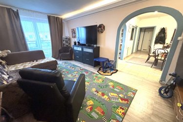 Eladásra kínálok Dunakeszi Barátság úti lakótelepen, egy 67 m2 Dunára néző örök panorámás felújított lakást.

A 10 emeletes panellakás a tömbház záró szintjén található.
A házban kaputelefon, lift van.

Az ingatlan egyedi mérőórákkal rendelkezik (víz, villany).
Az ingatlanban tágas étkező, konyha, három világos szoba, beépített szekrény, fürdőszoba káddal és külön toalett került kialakításra.

A lakás melegéről távfűtés gondoskodik radiátoros hő leadókkal, hűtését pedig a nappaliban felszerelt hűtő-fűtő klíma biztosítja.

A szobák laminált lap és a többi helyiség kerámialap burkolású.
Az ablakok műanyag hőszigetelésűek. 

Közös költség: 14 700.- Ft / hó

Dunakeszi könnyen megközelíthető a 2-es főútról, M2-es és az M0-ásról. Dunakeszire vonattal bő negyedóra alatt lehet kiérni a Nyugatiból, de busszal is el lehet jutni a városba.

Egyik fő vonzereje, hogy sokféleképpen lehet megközelíteni, a Megyeri-híd miatt jó az összeköttetése a budai oldallal is.

Dunakeszin számos vásárlási lehetőség van. 
Kisebb boltok, ABC-k, diszkontok mellett nagy szuper és hipermarketeket is elérhetőek, egy jó akcióért biztosan nem kell messzire menni. 
Több étterem, cukrászda is működik a városban, számos szabadidős és kikapcsolódási lehetőség van.

Dunakeszin a Barátság úti lakótelepen élni jó, minden 10 perc sétára megtalálható vasút állomás, buszmegálló, óvodák, iskolák, bevásárlási lehetőség, gyógyszertár, orvosi rendelő. 
Az állatbarátok számára is ideális választás, a lakótelepen kutyafuttató is kialakításra került.
Ha szeretne egy fejlődő városban élni, akkor ez az örök panorámás lakás önre és családjára vár.

Irányár: 64, 500. 000.-Ft

További információért és a meg tekintéssel kapcsolatban, várom megtisztelő hívását!

Amiben még segíteni tudok:

- ha a vásárláshoz még el kell adnia ingatlanát
- energetikai tanúsítvány készítése 72 órán belül
- ingyenes hitelügyintézés
- jogi háttér
- földhivatali ügyintézés
- értékbecslés, piaci ár meghatározás
- költöztetés, lomtalanítás
- ajánlatok küldése e-mailben országos adatbázisból.

Tel: +36705581160  Gere Géza