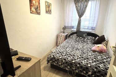 Eladásra kínálok Dunakeszi Barátság úti lakótelepen, egy 67 m2 Dunára néző örök panorámás felújított lakást.

A 10 emeletes panellakás a tömbház záró szintjén található.
A házban kaputelefon, lift van.

Az ingatlan egyedi mérőórákkal rendelkezik (víz, villany).
Az ingatlanban tágas étkező, konyha, három világos szoba, beépített szekrény, fürdőszoba káddal és külön toalett került kialakításra.

A lakás melegéről távfűtés gondoskodik radiátoros hő leadókkal, hűtését pedig a nappaliban felszerelt hűtő-fűtő klíma biztosítja.

A szobák laminált lap és a többi helyiség kerámialap burkolású.
Az ablakok műanyag hőszigetelésűek. 

Közös költség: 14 700.- Ft / hó

Dunakeszi könnyen megközelíthető a 2-es főútról, M2-es és az M0-ásról. Dunakeszire vonattal bő negyedóra alatt lehet kiérni a Nyugatiból, de busszal is el lehet jutni a városba.

Egyik fő vonzereje, hogy sokféleképpen lehet megközelíteni, a Megyeri-híd miatt jó az összeköttetése a budai oldallal is.

Dunakeszin számos vásárlási lehetőség van. 
Kisebb boltok, ABC-k, diszkontok mellett nagy szuper és hipermarketeket is elérhetőek, egy jó akcióért biztosan nem kell messzire menni. 
Több étterem, cukrászda is működik a városban, számos szabadidős és kikapcsolódási lehetőség van.

Dunakeszin a Barátság úti lakótelepen élni jó, minden 10 perc sétára megtalálható vasút állomás, buszmegálló, óvodák, iskolák, bevásárlási lehetőség, gyógyszertár, orvosi rendelő. 
Az állatbarátok számára is ideális választás, a lakótelepen kutyafuttató is kialakításra került.
Ha szeretne egy fejlődő városban élni, akkor ez az örök panorámás lakás önre és családjára vár.

Irányár: 64, 500. 000.-Ft

További információért és a meg tekintéssel kapcsolatban, várom megtisztelő hívását!

Amiben még segíteni tudok:

- ha a vásárláshoz még el kell adnia ingatlanát
- energetikai tanúsítvány készítése 72 órán belül
- ingyenes hitelügyintézés
- jogi háttér
- földhivatali ügyintézés
- értékbecslés, piaci ár meghatározás
- költöztetés, lomtalanítás
- ajánlatok küldése e-mailben országos adatbázisból.

Tel: +36705581160  Gere Géza
