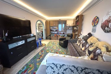 Eladásra kínálok Dunakeszi Barátság úti lakótelepen, egy 67 m2 Dunára néző örök panorámás felújított lakást.

A 10 emeletes panellakás a tömbház záró szintjén található.
A házban kaputelefon, lift van.

Az ingatlan egyedi mérőórákkal rendelkezik (víz, villany).
Az ingatlanban tágas étkező, konyha, három világos szoba, beépített szekrény, fürdőszoba káddal és külön toalett került kialakításra.

A lakás melegéről távfűtés gondoskodik radiátoros hő leadókkal, hűtését pedig a nappaliban felszerelt hűtő-fűtő klíma biztosítja.

A szobák laminált lap és a többi helyiség kerámialap burkolású.
Az ablakok műanyag hőszigetelésűek. 

Közös költség: 14 700.- Ft / hó

Dunakeszi könnyen megközelíthető a 2-es főútról, M2-es és az M0-ásról. Dunakeszire vonattal bő negyedóra alatt lehet kiérni a Nyugatiból, de busszal is el lehet jutni a városba.

Egyik fő vonzereje, hogy sokféleképpen lehet megközelíteni, a Megyeri-híd miatt jó az összeköttetése a budai oldallal is.

Dunakeszin számos vásárlási lehetőség van. 
Kisebb boltok, ABC-k, diszkontok mellett nagy szuper és hipermarketeket is elérhetőek, egy jó akcióért biztosan nem kell messzire menni. 
Több étterem, cukrászda is működik a városban, számos szabadidős és kikapcsolódási lehetőség van.

Dunakeszin a Barátság úti lakótelepen élni jó, minden 10 perc sétára megtalálható vasút állomás, buszmegálló, óvodák, iskolák, bevásárlási lehetőség, gyógyszertár, orvosi rendelő. 
Az állatbarátok számára is ideális választás, a lakótelepen kutyafuttató is kialakításra került.
Ha szeretne egy fejlődő városban élni, akkor ez az örök panorámás lakás önre és családjára vár.

Irányár: 64, 500. 000.-Ft

További információért és a meg tekintéssel kapcsolatban, várom megtisztelő hívását!

Amiben még segíteni tudok:

- ha a vásárláshoz még el kell adnia ingatlanát
- energetikai tanúsítvány készítése 72 órán belül
- ingyenes hitelügyintézés
- jogi háttér
- földhivatali ügyintézés
- értékbecslés, piaci ár meghatározás
- költöztetés, lomtalanítás
- ajánlatok küldése e-mailben országos adatbázisból.

Tel: +36705581160  Gere Géza