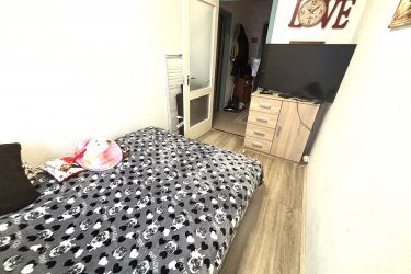 Eladásra kínálok Dunakeszi Barátság úti lakótelepen, egy 67 m2 Dunára néző örök panorámás felújított lakást.

A 10 emeletes panellakás a tömbház záró szintjén található.
A házban kaputelefon, lift van.

Az ingatlan egyedi mérőórákkal rendelkezik (víz, villany).
Az ingatlanban tágas étkező, konyha, három világos szoba, beépített szekrény, fürdőszoba káddal és külön toalett került kialakításra.

A lakás melegéről távfűtés gondoskodik radiátoros hő leadókkal, hűtését pedig a nappaliban felszerelt hűtő-fűtő klíma biztosítja.

A szobák laminált lap és a többi helyiség kerámialap burkolású.
Az ablakok műanyag hőszigetelésűek. 

Közös költség: 14 700.- Ft / hó

Dunakeszi könnyen megközelíthető a 2-es főútról, M2-es és az M0-ásról. Dunakeszire vonattal bő negyedóra alatt lehet kiérni a Nyugatiból, de busszal is el lehet jutni a városba.

Egyik fő vonzereje, hogy sokféleképpen lehet megközelíteni, a Megyeri-híd miatt jó az összeköttetése a budai oldallal is.

Dunakeszin számos vásárlási lehetőség van. 
Kisebb boltok, ABC-k, diszkontok mellett nagy szuper és hipermarketeket is elérhetőek, egy jó akcióért biztosan nem kell messzire menni. 
Több étterem, cukrászda is működik a városban, számos szabadidős és kikapcsolódási lehetőség van.

Dunakeszin a Barátság úti lakótelepen élni jó, minden 10 perc sétára megtalálható vasút állomás, buszmegálló, óvodák, iskolák, bevásárlási lehetőség, gyógyszertár, orvosi rendelő. 
Az állatbarátok számára is ideális választás, a lakótelepen kutyafuttató is kialakításra került.
Ha szeretne egy fejlődő városban élni, akkor ez az örök panorámás lakás önre és családjára vár.

Irányár: 64, 500. 000.-Ft

További információért és a meg tekintéssel kapcsolatban, várom megtisztelő hívását!

Amiben még segíteni tudok:

- ha a vásárláshoz még el kell adnia ingatlanát
- energetikai tanúsítvány készítése 72 órán belül
- ingyenes hitelügyintézés
- jogi háttér
- földhivatali ügyintézés
- értékbecslés, piaci ár meghatározás
- költöztetés, lomtalanítás
- ajánlatok küldése e-mailben országos adatbázisból.

Tel: +36705581160  Gere Géza