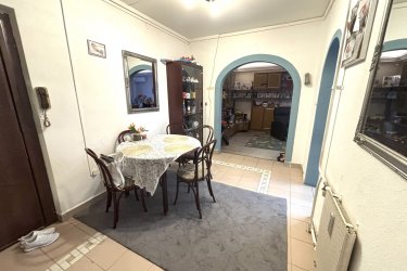 Eladásra kínálok Dunakeszi Barátság úti lakótelepen, egy 67 m2 Dunára néző örök panorámás felújított lakást.

A 10 emeletes panellakás a tömbház záró szintjén található.
A házban kaputelefon, lift van.

Az ingatlan egyedi mérőórákkal rendelkezik (víz, villany).
Az ingatlanban tágas étkező, konyha, három világos szoba, beépített szekrény, fürdőszoba káddal és külön toalett került kialakításra.

A lakás melegéről távfűtés gondoskodik radiátoros hő leadókkal, hűtését pedig a nappaliban felszerelt hűtő-fűtő klíma biztosítja.

A szobák laminált lap és a többi helyiség kerámialap burkolású.
Az ablakok műanyag hőszigetelésűek. 

Közös költség: 14 700.- Ft / hó

Dunakeszi könnyen megközelíthető a 2-es főútról, M2-es és az M0-ásról. Dunakeszire vonattal bő negyedóra alatt lehet kiérni a Nyugatiból, de busszal is el lehet jutni a városba.

Egyik fő vonzereje, hogy sokféleképpen lehet megközelíteni, a Megyeri-híd miatt jó az összeköttetése a budai oldallal is.

Dunakeszin számos vásárlási lehetőség van. 
Kisebb boltok, ABC-k, diszkontok mellett nagy szuper és hipermarketeket is elérhetőek, egy jó akcióért biztosan nem kell messzire menni. 
Több étterem, cukrászda is működik a városban, számos szabadidős és kikapcsolódási lehetőség van.

Dunakeszin a Barátság úti lakótelepen élni jó, minden 10 perc sétára megtalálható vasút állomás, buszmegálló, óvodák, iskolák, bevásárlási lehetőség, gyógyszertár, orvosi rendelő. 
Az állatbarátok számára is ideális választás, a lakótelepen kutyafuttató is kialakításra került.
Ha szeretne egy fejlődő városban élni, akkor ez az örök panorámás lakás önre és családjára vár.

Irányár: 64, 500. 000.-Ft

További információért és a meg tekintéssel kapcsolatban, várom megtisztelő hívását!

Amiben még segíteni tudok:

- ha a vásárláshoz még el kell adnia ingatlanát
- energetikai tanúsítvány készítése 72 órán belül
- ingyenes hitelügyintézés
- jogi háttér
- földhivatali ügyintézés
- értékbecslés, piaci ár meghatározás
- költöztetés, lomtalanítás
- ajánlatok küldése e-mailben országos adatbázisból.

Tel: +36705581160  Gere Géza