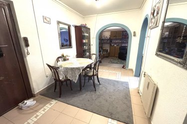 Eladásra kínálok Dunakeszi Barátság úti lakótelepen, egy 67 m2 Dunára néző örök panorámás felújított lakást.

A 10 emeletes panellakás a tömbház záró szintjén található.
A házban kaputelefon, lift van.

Az ingatlan egyedi mérőórákkal rendelkezik (víz, villany).
Az ingatlanban tágas étkező, konyha, három világos szoba, beépített szekrény, fürdőszoba káddal és külön toalett került kialakításra.

A lakás melegéről távfűtés gondoskodik radiátoros hő leadókkal, hűtését pedig a nappaliban felszerelt hűtő-fűtő klíma biztosítja.

A szobák laminált lap és a többi helyiség kerámialap burkolású.
Az ablakok műanyag hőszigetelésűek. 

Közös költség: 14 700.- Ft / hó

Dunakeszi könnyen megközelíthető a 2-es főútról, M2-es és az M0-ásról. Dunakeszire vonattal bő negyedóra alatt lehet kiérni a Nyugatiból, de busszal is el lehet jutni a városba.

Egyik fő vonzereje, hogy sokféleképpen lehet megközelíteni, a Megyeri-híd miatt jó az összeköttetése a budai oldallal is.

Dunakeszin számos vásárlási lehetőség van. 
Kisebb boltok, ABC-k, diszkontok mellett nagy szuper és hipermarketeket is elérhetőek, egy jó akcióért biztosan nem kell messzire menni. 
Több étterem, cukrászda is működik a városban, számos szabadidős és kikapcsolódási lehetőség van.

Dunakeszin a Barátság úti lakótelepen élni jó, minden 10 perc sétára megtalálható vasút állomás, buszmegálló, óvodák, iskolák, bevásárlási lehetőség, gyógyszertár, orvosi rendelő. 
Az állatbarátok számára is ideális választás, a lakótelepen kutyafuttató is kialakításra került.
Ha szeretne egy fejlődő városban élni, akkor ez az örök panorámás lakás önre és családjára vár.

Irányár: 64, 500. 000.-Ft

További információért és a meg tekintéssel kapcsolatban, várom megtisztelő hívását!

Amiben még segíteni tudok:

- ha a vásárláshoz még el kell adnia ingatlanát
- energetikai tanúsítvány készítése 72 órán belül
- ingyenes hitelügyintézés
- jogi háttér
- földhivatali ügyintézés
- értékbecslés, piaci ár meghatározás
- költöztetés, lomtalanítás
- ajánlatok küldése e-mailben országos adatbázisból.

Tel: +36705581160  Gere Géza