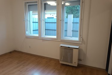Eladó 2 szobás tégla lakás Vác központjában, a Rákóczi úton!

Közel a váci belvároshoz és a Duna-parthoz, csendes, 7 lakásos udvarban kínálunk eladásra egy 39 m²-es, jó állapotú, téglaépítésű, 2 szobás lakást, melyhez saját zárható terasz és külön tároló helyiség is tartozik.

Alapterület: 39 m² + 6 m² tároló + 17 m² kizárólagos terasz.
Az ingatlan helyiségei: 2 szoba, konyha, kádas fürdőszoba, külön WC.

- Fűtése: gázkonvektor
- Meleg víz: villanybojler
- Burkolatok: laminált padló és járólap

Extrák:
- 6 m2-es tároló,
- Osztatlan közös padlásrész,
- 17 m2-es, saját zárható terasz, részben fedett.

Kiváló elhelyezkedés: minden szolgáltatás a közelben, busz- és vasútállomás pár perc sétára, Duna-part közelsége.

Az ingatlan per-, teher-, és igénymentes.

Ideális választás lehet egyedülállónak, kezdő házasoknak, idősebbnek vagy befektetőnek.

Ár: 49. 900. 000-Ft

További információért és a megtekintéssel kapcsolatban, várom megtisztelő hívását! 

Tel: +36705581160