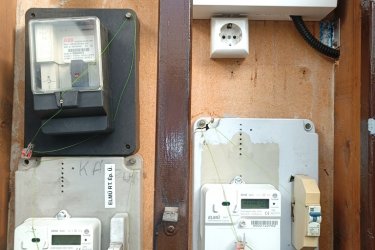 Eladó 2 szobás tégla lakás Vác központjában, a Rákóczi úton!

Közel a váci belvároshoz és a Duna-parthoz, csendes, 7 lakásos udvarban kínálunk eladásra egy 39 m²-es, jó állapotú, téglaépítésű, 2 szobás lakást, melyhez saját zárható terasz és külön tároló helyiség is tartozik.

Alapterület: 39 m² + 6 m² tároló + 17 m² kizárólagos terasz.
Az ingatlan helyiségei: 2 szoba, konyha, kádas fürdőszoba, külön WC.

- Fűtése: gázkonvektor
- Meleg víz: villanybojler
- Burkolatok: laminált padló és járólap

Extrák:
- 6 m2-es tároló,
- Osztatlan közös padlásrész,
- 17 m2-es, saját zárható terasz, részben fedett.

Kiváló elhelyezkedés: minden szolgáltatás a közelben, busz- és vasútállomás pár perc sétára, Duna-part közelsége.

Az ingatlan per-, teher-, és igénymentes.

Ideális választás lehet egyedülállónak, kezdő házasoknak, idősebbnek vagy befektetőnek.

Ár: 49. 900. 000-Ft

További információért és a megtekintéssel kapcsolatban, várom megtisztelő hívását! 

Tel: +36705581160