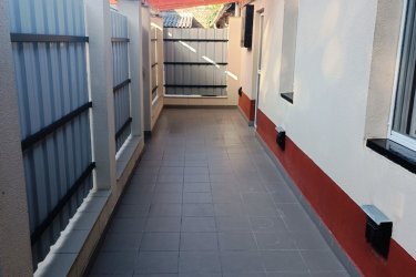 Eladó 2 szobás tégla lakás Vác központjában, a Rákóczi úton!

Közel a váci belvároshoz és a Duna-parthoz, csendes, 7 lakásos udvarban kínálunk eladásra egy 39 m²-es, jó állapotú, téglaépítésű, 2 szobás lakást, melyhez saját zárható terasz és külön tároló helyiség is tartozik.

Alapterület: 39 m² + 6 m² tároló + 17 m² kizárólagos terasz.
Az ingatlan helyiségei: 2 szoba, konyha, kádas fürdőszoba, külön WC.

- Fűtése: gázkonvektor
- Meleg víz: villanybojler
- Burkolatok: laminált padló és járólap

Extrák:
- 6 m2-es tároló,
- Osztatlan közös padlásrész,
- 17 m2-es, saját zárható terasz, részben fedett.

Kiváló elhelyezkedés: minden szolgáltatás a közelben, busz- és vasútállomás pár perc sétára, Duna-part közelsége.

Az ingatlan per-, teher-, és igénymentes.

Ideális választás lehet egyedülállónak, kezdő házasoknak, idősebbnek vagy befektetőnek.

Ár: 49. 900. 000-Ft

További információért és a megtekintéssel kapcsolatban, várom megtisztelő hívását! 

Tel: +36705581160