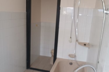 Eladó 2 szobás tégla lakás Vác központjában, a Rákóczi úton!

Közel a váci belvároshoz és a Duna-parthoz, csendes, 7 lakásos udvarban kínálunk eladásra egy 39 m²-es, jó állapotú, téglaépítésű, 2 szobás lakást, melyhez saját zárható terasz és külön tároló helyiség is tartozik.

Alapterület: 39 m² + 6 m² tároló + 17 m² kizárólagos terasz.
Az ingatlan helyiségei: 2 szoba, konyha, kádas fürdőszoba, külön WC.

- Fűtése: gázkonvektor
- Meleg víz: villanybojler
- Burkolatok: laminált padló és járólap

Extrák:
- 6 m2-es tároló,
- Osztatlan közös padlásrész,
- 17 m2-es, saját zárható terasz, részben fedett.

Kiváló elhelyezkedés: minden szolgáltatás a közelben, busz- és vasútállomás pár perc sétára, Duna-part közelsége.

Az ingatlan per-, teher-, és igénymentes.

Ideális választás lehet egyedülállónak, kezdő házasoknak, idősebbnek vagy befektetőnek.

Ár: 49. 900. 000-Ft

További információért és a megtekintéssel kapcsolatban, várom megtisztelő hívását! 

Tel: +36705581160