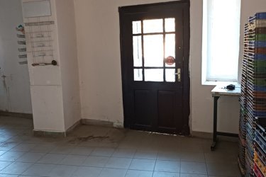 Kemencén – a Börzsöny szívében – új élet várja!

Képzelje el, ahogy a reggeli napfény besüt a Börzsöny erdeje felől, a friss levegőben megcsillan a patak vize, és Ön a teraszon ülve kortyolja a kávét…

Ez itt nem nyaralás – ez a mindennap.

Most lehetősége van Kemence szívében, a Fő út mellett, közel a Polgármesteri Hivatalhoz, megszerezni egy 108 m²-es, belterületi, kivett lakóház besorolású otthont, hozzá tartozó osztatlan közös telekrésszel.
A ház ugyan felújításra vár, de masszív alapjai és tágas belső terei lehetőséget adnak arra, hogy pontosan olyan otthont alakítson ki, amilyet mindig is szeretett volna.

• 12 m² előtér, 23 m² szoba, 41 m²-es nagy nappali (könnyedén két hálószoba is kialakítható)
• Fürdőszoba és WC kialakítható
• Villany bevezetve, fűtés vegyes tüzelésű kályhával

Ár: 21 900 000 Ft

Kemence nem csupán egy település – itt a természet és a közösség még kéz a kézben jár.

• Biztonságos, gyermekbarát falu, új bölcsődével, családias iskolával
• Túraútvonalak, patak és kisvasút karnyújtásnyira
• Nincs rohanás, nincs forgalmi káosz – csak nyugalom és tiszta levegő
Ne csak házat vásároljon – találja meg a helyet, ahol igazán otthon lehet.

Segítünk mindenben:

• Saját ingatlan eladásában
• Energetikai tanúsítvány 72 órán belül
• Ingyenes hitelügyintézés
• Jogi és földhivatali háttér
• Országos ingatlanajánlatok e-mailben

Tel: +36705581160