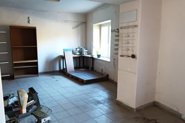 Kemencén – a Börzsöny szívében – új élet várja!

Képzelje el, ahogy a reggeli napfény besüt a Börzsöny erdeje felől, a friss levegőben megcsillan a patak vize, és Ön a teraszon ülve kortyolja a kávét…

Ez itt nem nyaralás – ez a mindennap.

Most lehetősége van Kemence szívében, a Fő út mellett, közel a Polgármesteri Hivatalhoz, megszerezni egy 108 m²-es, belterületi, kivett lakóház besorolású otthont, hozzá tartozó osztatlan közös telekrésszel.
A ház ugyan felújításra vár, de masszív alapjai és tágas belső terei lehetőséget adnak arra, hogy pontosan olyan otthont alakítson ki, amilyet mindig is szeretett volna.

• 12 m² előtér, 23 m² szoba, 41 m²-es nagy nappali (könnyedén két hálószoba is kialakítható)
• Fürdőszoba és WC kialakítható
• Villany bevezetve, fűtés vegyes tüzelésű kályhával

Ár: 21 900 000 Ft

Kemence nem csupán egy település – itt a természet és a közösség még kéz a kézben jár.

• Biztonságos, gyermekbarát falu, új bölcsődével, családias iskolával
• Túraútvonalak, patak és kisvasút karnyújtásnyira
• Nincs rohanás, nincs forgalmi káosz – csak nyugalom és tiszta levegő
Ne csak házat vásároljon – találja meg a helyet, ahol igazán otthon lehet.

Segítünk mindenben:

• Saját ingatlan eladásában
• Energetikai tanúsítvány 72 órán belül
• Ingyenes hitelügyintézés
• Jogi és földhivatali háttér
• Országos ingatlanajánlatok e-mailben

Tel: +36705581160