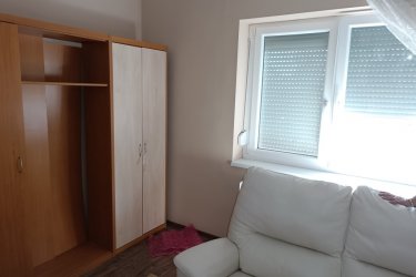 Börzsöny ölelésében, Letkés szívétől karnyújtásnyira, eladó egy igazi vidéki családi ház!

Ha Ön is vágyik egy olyan helyre, ahol reggel a madárdal ébreszt, a délutánt a teraszon töltve friss kávé mellett figyelheti a dombok mögé bújó napot, akkor Letkésen megtalálja, amit keres.

A Börzsöny lábánál, a Letkési-patak völgyében, a falu központjától egy karnyújtásnyira várja ez a tágas, szeretettel épített és gondosan karbantartott családi ház, amely új gazdájának kínál békét, teret és igazi vidéki életérzést.”

A nyugalom és a friss levegő hazájában, a Letkési-patak völgyében kínálom megvételre ezt a tágas, 100 m²-es, téglából épült családi házat, mely egy 1259 m²-es, teljesen körbekerített telken várja új gazdáját.
Az 1960-as évek végén, masszív beton alapra, B30-as téglából épült otthon

2023-ban komoly „ráncfelvarráson” esett át:

• új tető
• új ereszcsatorna
• műanyag, hőszigetelt nyílászárók
• modern bejárati ajtó

A házba a folyosón keresztül lépünk be, innen nyílik a két, utcafrontos, 18 m²-es szoba, egy tágas kádas fürdőszoba, kamra és egy jelenleg konyhaként használt helyiség, ami igény szerint szobává is alakítható.

A ház folytatásában 14 m²-es fedett terasz, második konyha, kazánház és tároló kapott helyet.

A szobákban parketta és hajópadló, a többi helyiségben kőlap burkolat várja az új lakókat.

Közművek: víz, villany, csatorna – gáz az udvarban.

Fűtés: vegyes tüzelésű kazán radiátoros hő leadással, két kéménykiállással (cserépkályha beépítésére is lehetőség).

A tágas telek igazi vidéki életérzést kínál:

• gazdasági ólak
• kukoricagóré
• szerszámos kamra
• 10 m²-es borospince a hátsó kertben
• szőlőlugas, melegágy, veteményes, gyümölcsfák
• bővizű ásott kút a locsoláshoz

Akár egy négytagú család teljes megélhetését biztosíthatja, ha szeretik a kertet, a friss termést és az állattartást. Az udvarra autóval is be lehet állni.

Letkés előnyei:

A településen áthalad a Szobot és Parassapusztát összekötő 1201-es út, Szlovákia mindössze egy hídnyira van. A környék a Duna–Ipoly Nemzeti Park része, így a természetjárás szerelmesei igazi paradicsomra lelnek.

Irányár: 53. 500. 000 Ft

Az ingatlan per-, tehermentes.

Ha Ön is vidéki nyugalomra, tiszta levegőre és tágas élettérre vágyik, ne hagyja ki ezt a lehetőséget!

Tel: 06-70-558-1160

