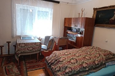 Börzsöny ölelésében, Letkés szívétől karnyújtásnyira, eladó egy igazi vidéki családi ház!

Ha Ön is vágyik egy olyan helyre, ahol reggel a madárdal ébreszt, a délutánt a teraszon töltve friss kávé mellett figyelheti a dombok mögé bújó napot, akkor Letkésen megtalálja, amit keres.

A Börzsöny lábánál, a Letkési-patak völgyében, a falu központjától egy karnyújtásnyira várja ez a tágas, szeretettel épített és gondosan karbantartott családi ház, amely új gazdájának kínál békét, teret és igazi vidéki életérzést.”

A nyugalom és a friss levegő hazájában, a Letkési-patak völgyében kínálom megvételre ezt a tágas, 100 m²-es, téglából épült családi házat, mely egy 1259 m²-es, teljesen körbekerített telken várja új gazdáját.
Az 1960-as évek végén, masszív beton alapra, B30-as téglából épült otthon

2023-ban komoly „ráncfelvarráson” esett át:

• új tető
• új ereszcsatorna
• műanyag, hőszigetelt nyílászárók
• modern bejárati ajtó

A házba a folyosón keresztül lépünk be, innen nyílik a két, utcafrontos, 18 m²-es szoba, egy tágas kádas fürdőszoba, kamra és egy jelenleg konyhaként használt helyiség, ami igény szerint szobává is alakítható.

A ház folytatásában 14 m²-es fedett terasz, második konyha, kazánház és tároló kapott helyet.

A szobákban parketta és hajópadló, a többi helyiségben kőlap burkolat várja az új lakókat.

Közművek: víz, villany, csatorna – gáz az udvarban.

Fűtés: vegyes tüzelésű kazán radiátoros hő leadással, két kéménykiállással (cserépkályha beépítésére is lehetőség).

A tágas telek igazi vidéki életérzést kínál:

• gazdasági ólak
• kukoricagóré
• szerszámos kamra
• 10 m²-es borospince a hátsó kertben
• szőlőlugas, melegágy, veteményes, gyümölcsfák
• bővizű ásott kút a locsoláshoz

Akár egy négytagú család teljes megélhetését biztosíthatja, ha szeretik a kertet, a friss termést és az állattartást. Az udvarra autóval is be lehet állni.

Letkés előnyei:

A településen áthalad a Szobot és Parassapusztát összekötő 1201-es út, Szlovákia mindössze egy hídnyira van. A környék a Duna–Ipoly Nemzeti Park része, így a természetjárás szerelmesei igazi paradicsomra lelnek.

Irányár: 53. 500. 000 Ft

Az ingatlan per-, tehermentes.

Ha Ön is vidéki nyugalomra, tiszta levegőre és tágas élettérre vágyik, ne hagyja ki ezt a lehetőséget!

Tel: 06-70-558-1160

