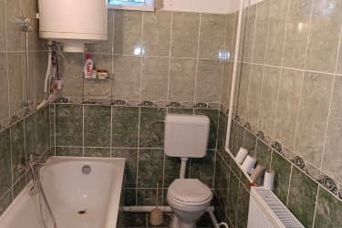 Börzsöny ölelésében, Letkés szívétől karnyújtásnyira, eladó egy igazi vidéki családi ház!

Ha Ön is vágyik egy olyan helyre, ahol reggel a madárdal ébreszt, a délutánt a teraszon töltve friss kávé mellett figyelheti a dombok mögé bújó napot, akkor Letkésen megtalálja, amit keres.

A Börzsöny lábánál, a Letkési-patak völgyében, a falu központjától egy karnyújtásnyira várja ez a tágas, szeretettel épített és gondosan karbantartott családi ház, amely új gazdájának kínál békét, teret és igazi vidéki életérzést.”

A nyugalom és a friss levegő hazájában, a Letkési-patak völgyében kínálom megvételre ezt a tágas, 100 m²-es, téglából épült családi házat, mely egy 1259 m²-es, teljesen körbekerített telken várja új gazdáját.
Az 1960-as évek végén, masszív beton alapra, B30-as téglából épült otthon

2023-ban komoly „ráncfelvarráson” esett át:

• új tető
• új ereszcsatorna
• műanyag, hőszigetelt nyílászárók
• modern bejárati ajtó

A házba a folyosón keresztül lépünk be, innen nyílik a két, utcafrontos, 18 m²-es szoba, egy tágas kádas fürdőszoba, kamra és egy jelenleg konyhaként használt helyiség, ami igény szerint szobává is alakítható.

A ház folytatásában 14 m²-es fedett terasz, második konyha, kazánház és tároló kapott helyet.

A szobákban parketta és hajópadló, a többi helyiségben kőlap burkolat várja az új lakókat.

Közművek: víz, villany, csatorna – gáz az udvarban.

Fűtés: vegyes tüzelésű kazán radiátoros hő leadással, két kéménykiállással (cserépkályha beépítésére is lehetőség).

A tágas telek igazi vidéki életérzést kínál:

• gazdasági ólak
• kukoricagóré
• szerszámos kamra
• 10 m²-es borospince a hátsó kertben
• szőlőlugas, melegágy, veteményes, gyümölcsfák
• bővizű ásott kút a locsoláshoz

Akár egy négytagú család teljes megélhetését biztosíthatja, ha szeretik a kertet, a friss termést és az állattartást. Az udvarra autóval is be lehet állni.

Letkés előnyei:

A településen áthalad a Szobot és Parassapusztát összekötő 1201-es út, Szlovákia mindössze egy hídnyira van. A környék a Duna–Ipoly Nemzeti Park része, így a természetjárás szerelmesei igazi paradicsomra lelnek.

Irányár: 53. 500. 000 Ft

Az ingatlan per-, tehermentes.

Ha Ön is vidéki nyugalomra, tiszta levegőre és tágas élettérre vágyik, ne hagyja ki ezt a lehetőséget!

Tel: 06-70-558-1160

