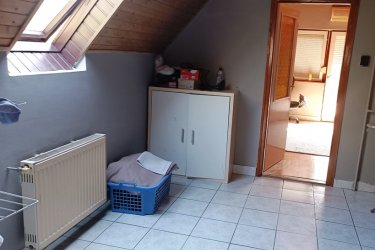 Eladó kétszintes családi ház Göd-Felsőgödön.

„Otthon és bevételi forrás egyben.”!

Göd kertvárosának csendes, mégis központi részén, pár percre a vasútállomástól kínálok eladásra egy 160 m²- s, kétszintes családi házat, 547 m²- s telken.

Az ingatlan 1991-ben épült, B30-as téglából, betonfödémmel és Bramac cserépfedéssel – stabil, jó állapotban lévő otthon.

Főbb jellemzők:

• Földszint: 40 m²- s nappali, étkezős konyha (gépesített, beépített konyhabútorral), fürdőszoba (masszázs káddal), külön WC
• Emelet: közlekedő, fürdőszoba, WC, 2 hálószoba + 1 nagyszoba teraszkapcsolattal
• Különálló lakrészek: a ház mögött 3 apartman (22, 24 és 27 m²), saját fürdőszobákkal – akár kiadhatók, plusz bevételi lehetőség.

Extra:

• Déli fekvésű, napos kert
• Parkolás a telken és az utcafronton is
• Egyedi, világos terek, fa nyílászárók és minőségi burkolatok
• Fűtés: gázcirkó + vízteres kandalló
• Budapest 20 perc alatt elérhető (M2 autópálya / vonat)

Ideális választás:

• többgenerációs családnak
• befektetőknek (kiadható lakrészek miatt)
• azoknak, akik kertvárosi nyugalmat keresnek Budapest közelében.

Vác, Dunakeszi, Budapest IV., VIII., XIII. kerületben 25–30 m²- s lakás beszámítható.

Ár: 94 990 000 Ft

Érdeklődni: +36 70 558 1160