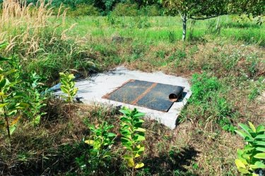 Eladó 15 HA mezőgazdasági terület Sződ határában!

Budapesttől mindössze 25 km-re, az M2 autópálya gödi lehajtójánál, a SAMSUNG gyárral szemben, kínálok eladásra egy 15 hektáros (150. 000 m²), egy helyrajzi számon szereplő Má-1 besorolású mezőgazdasági területet.

Jellemzők és hasznosítási lehetőségek:

•	Beépíthetőség: 3%
•	5 HA bekerített terület: termő dió- és szilvafákkal, 100 m²- s fa gazdasági épülettel, fúrt kúttal
•	4,5 HA bekerített gyümölcsös: cseresznye és kajszi ültetvény
•	3,5 HA szántó: jelenleg pihentetve
•	2 HA akácfa erdő: folyamatosan kitermelhető

Rugalmasság a vásárlásban:

•	A teljes 15 hektár egyben eladó
•	Igény esetén 7–8 hektárra is leválasztható földmérő által kimérhető terület

Fejlesztési lehetőség:

A szomszédos ingatlanok már GIP-3 gazdasági-ipari övezetbe lettek átsorolva.
Átminősítés után a terület gazdasági tevékenységre, ipari létesítmények, szolgáltatások kialakítására is alkalmas lehet.

Elhelyezkedés:

•	Közvetlenül az M2 autópályától 5 percre
•	Budapest autóval 25 perc
•	Tömegközlekedéssel is könnyen megközelíthető

Ár: 250. 000. 000.- Ft

Kérem egyeztessünk és a megtekintés után beszéljünk az árról!

Érdeklődni: +36-70-558-1160