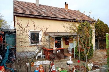 Eladó kétszintes családi ház Vácrátóton. 