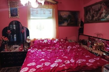 Eladó kétszintes családi ház Vácrátóton.

Vácrátót község csendes mellék utcájában, eladásra kínálok 576 m2-es telken, 130 m2-es kétszintes családi házat.

A lakóépületet 2002-ben építették, tégla falazattal, betonfödémmel és cserépborítással. Az előzetes tervek alapján kétszintesre tervezték, így a tetőtérben a tervek alapján előszoba, fürdőszoba, WC, konyha, kamra valamint 3 szoba későbbiek során beépíthető.

Az ingatlan földszintjén előszoba, étkezős konyha, kamra, fél szoba (10 m2), külön WC, kádas fürdőszoba, utcafronton 17. 5 m2-es és 12. 5 m2-es szoba lett kialakítva.

A ház folytatásában egy nyári konyha és fedett piknikező is megtalálható. Az ingatlanban víz, villany, emésztő bevezetve és a gáz közvetlenül a telek előtt van. A családi ház melegét vegyes tüzelésű cserépkályha oldották meg.

Meleg vizet a fürdőszobában felszerelt villanybojler biztosítja.

Az ingatlan kisebb felújítás után remek otthona lehet egy négytagú családnak.

A telekre több gépkocsinak van beállási lehetőség.

A községben található óvoda, iskola, programokkal teli faluház, játszótér, focipálya, üzletek.

A község dinamikusan fejlődik, infrastruktúrája nagyon jó, autóval és tömegközlekedéssel is könnyen megközelíthető.

Az M2-es út fejlesztésének köszönhetően Vácra és Budapestre jutás még gyorsabb és gördülékenyebb.

Tökéletes helyszín lehet egy nyugodt, vidéki életet keresők számára, akik közel szeretnének maradni a fővároshoz, mégis szeretnék élvezni a természet közelségét és a csendes környezetet.

A település központjában kikapcsolódásként megtekinthető az ismert és híres botanikus kert,
Őrbottyáni horgásztó, a szomszédos Veresegyházán a medvefarm megtekintése is nyújt örök élményeket.
A családi ház megfelelő ár-értékarányt képvisel.

További információért és a megtekintéssel kapcsolatban, várom megtisztelő hívását!

Kérem egyeztessünk és a megtekintés után beszéljünk az árról!

Ár: 54. 990. 000.-Ft

Bérlet – Csere nem lehetséges.

Tel: +36705581160