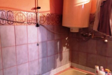 Eladó kétszintes családi ház Vácrátóton.

Vácrátót község csendes mellék utcájában, eladásra kínálok 576 m2-es telken, 130 m2-es kétszintes családi házat.

A lakóépületet 2002-ben építették, tégla falazattal, betonfödémmel és cserépborítással. Az előzetes tervek alapján kétszintesre tervezték, így a tetőtérben a tervek alapján előszoba, fürdőszoba, WC, konyha, kamra valamint 3 szoba későbbiek során beépíthető.

Az ingatlan földszintjén előszoba, étkezős konyha, kamra, fél szoba (10 m2), külön WC, kádas fürdőszoba, utcafronton 17. 5 m2-es és 12. 5 m2-es szoba lett kialakítva.

A ház folytatásában egy nyári konyha és fedett piknikező is megtalálható. Az ingatlanban víz, villany, emésztő bevezetve és a gáz közvetlenül a telek előtt van. A családi ház melegét vegyes tüzelésű cserépkályha oldották meg.

Meleg vizet a fürdőszobában felszerelt villanybojler biztosítja.

Az ingatlan kisebb felújítás után remek otthona lehet egy négytagú családnak.

A telekre több gépkocsinak van beállási lehetőség.

A községben található óvoda, iskola, programokkal teli faluház, játszótér, focipálya, üzletek.

A község dinamikusan fejlődik, infrastruktúrája nagyon jó, autóval és tömegközlekedéssel is könnyen megközelíthető.

Az M2-es út fejlesztésének köszönhetően Vácra és Budapestre jutás még gyorsabb és gördülékenyebb.

Tökéletes helyszín lehet egy nyugodt, vidéki életet keresők számára, akik közel szeretnének maradni a fővároshoz, mégis szeretnék élvezni a természet közelségét és a csendes környezetet.

A település központjában kikapcsolódásként megtekinthető az ismert és híres botanikus kert,
Őrbottyáni horgásztó, a szomszédos Veresegyházán a medvefarm megtekintése is nyújt örök élményeket.
A családi ház megfelelő ár-értékarányt képvisel.

További információért és a megtekintéssel kapcsolatban, várom megtisztelő hívását!

Kérem egyeztessünk és a megtekintés után beszéljünk az árról!

Ár: 54. 990. 000.-Ft

Bérlet – Csere nem lehetséges.

Tel: +36705581160