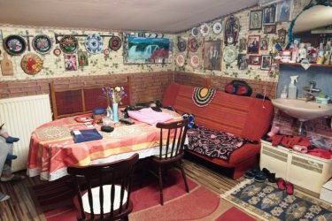 Eladó kétszintes családi ház Vácrátóton.

Vácrátót község csendes mellék utcájában, eladásra kínálok 576 m2-es telken, 130 m2-es kétszintes családi házat.

A lakóépületet 2002-ben építették, tégla falazattal, betonfödémmel és cserépborítással. Az előzetes tervek alapján kétszintesre tervezték, így a tetőtérben a tervek alapján előszoba, fürdőszoba, WC, konyha, kamra valamint 3 szoba későbbiek során beépíthető.

Az ingatlan földszintjén előszoba, étkezős konyha, kamra, fél szoba (10 m2), külön WC, kádas fürdőszoba, utcafronton 17. 5 m2-es és 12. 5 m2-es szoba lett kialakítva.

A ház folytatásában egy nyári konyha és fedett piknikező is megtalálható. Az ingatlanban víz, villany, emésztő bevezetve és a gáz közvetlenül a telek előtt van. A családi ház melegét vegyes tüzelésű cserépkályha oldották meg.

Meleg vizet a fürdőszobában felszerelt villanybojler biztosítja.

Az ingatlan kisebb felújítás után remek otthona lehet egy négytagú családnak.

A telekre több gépkocsinak van beállási lehetőség.

A községben található óvoda, iskola, programokkal teli faluház, játszótér, focipálya, üzletek.

A község dinamikusan fejlődik, infrastruktúrája nagyon jó, autóval és tömegközlekedéssel is könnyen megközelíthető.

Az M2-es út fejlesztésének köszönhetően Vácra és Budapestre jutás még gyorsabb és gördülékenyebb.

Tökéletes helyszín lehet egy nyugodt, vidéki életet keresők számára, akik közel szeretnének maradni a fővároshoz, mégis szeretnék élvezni a természet közelségét és a csendes környezetet.

A település központjában kikapcsolódásként megtekinthető az ismert és híres botanikus kert,
Őrbottyáni horgásztó, a szomszédos Veresegyházán a medvefarm megtekintése is nyújt örök élményeket.
A családi ház megfelelő ár-értékarányt képvisel.

További információért és a megtekintéssel kapcsolatban, várom megtisztelő hívását!

Kérem egyeztessünk és a megtekintés után beszéljünk az árról!

Ár: 54. 990. 000.-Ft

Bérlet – Csere nem lehetséges.

Tel: +36705581160