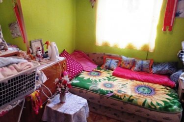 Eladó kétszintes családi ház Vácrátóton.

Vácrátót község csendes mellék utcájában, eladásra kínálok 576 m2-es telken, 130 m2-es kétszintes családi házat.

A lakóépületet 2002-ben építették, tégla falazattal, betonfödémmel és cserépborítással. Az előzetes tervek alapján kétszintesre tervezték, így a tetőtérben a tervek alapján előszoba, fürdőszoba, WC, konyha, kamra valamint 3 szoba későbbiek során beépíthető.

Az ingatlan földszintjén előszoba, étkezős konyha, kamra, fél szoba (10 m2), külön WC, kádas fürdőszoba, utcafronton 17. 5 m2-es és 12. 5 m2-es szoba lett kialakítva.

A ház folytatásában egy nyári konyha és fedett piknikező is megtalálható. Az ingatlanban víz, villany, emésztő bevezetve és a gáz közvetlenül a telek előtt van. A családi ház melegét vegyes tüzelésű cserépkályha oldották meg.

Meleg vizet a fürdőszobában felszerelt villanybojler biztosítja.

Az ingatlan kisebb felújítás után remek otthona lehet egy négytagú családnak.

A telekre több gépkocsinak van beállási lehetőség.

A községben található óvoda, iskola, programokkal teli faluház, játszótér, focipálya, üzletek.

A község dinamikusan fejlődik, infrastruktúrája nagyon jó, autóval és tömegközlekedéssel is könnyen megközelíthető.

Az M2-es út fejlesztésének köszönhetően Vácra és Budapestre jutás még gyorsabb és gördülékenyebb.

Tökéletes helyszín lehet egy nyugodt, vidéki életet keresők számára, akik közel szeretnének maradni a fővároshoz, mégis szeretnék élvezni a természet közelségét és a csendes környezetet.

A település központjában kikapcsolódásként megtekinthető az ismert és híres botanikus kert,
Őrbottyáni horgásztó, a szomszédos Veresegyházán a medvefarm megtekintése is nyújt örök élményeket.
A családi ház megfelelő ár-értékarányt képvisel.

További információért és a megtekintéssel kapcsolatban, várom megtisztelő hívását!

Kérem egyeztessünk és a megtekintés után beszéljünk az árról!

Ár: 54. 990. 000.-Ft

Bérlet – Csere nem lehetséges.

Tel: +36705581160
