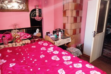 Eladó kétszintes családi ház Vácrátóton.

Vácrátót község csendes mellék utcájában, eladásra kínálok 576 m2-es telken, 130 m2-es kétszintes családi házat.

A lakóépületet 2002-ben építették, tégla falazattal, betonfödémmel és cserépborítással. Az előzetes tervek alapján kétszintesre tervezték, így a tetőtérben a tervek alapján előszoba, fürdőszoba, WC, konyha, kamra valamint 3 szoba későbbiek során beépíthető.

Az ingatlan földszintjén előszoba, étkezős konyha, kamra, fél szoba (10 m2), külön WC, kádas fürdőszoba, utcafronton 17. 5 m2-es és 12. 5 m2-es szoba lett kialakítva.

A ház folytatásában egy nyári konyha és fedett piknikező is megtalálható. Az ingatlanban víz, villany, emésztő bevezetve és a gáz közvetlenül a telek előtt van. A családi ház melegét vegyes tüzelésű cserépkályha oldották meg.

Meleg vizet a fürdőszobában felszerelt villanybojler biztosítja.

Az ingatlan kisebb felújítás után remek otthona lehet egy négytagú családnak.

A telekre több gépkocsinak van beállási lehetőség.

A községben található óvoda, iskola, programokkal teli faluház, játszótér, focipálya, üzletek.

A község dinamikusan fejlődik, infrastruktúrája nagyon jó, autóval és tömegközlekedéssel is könnyen megközelíthető.

Az M2-es út fejlesztésének köszönhetően Vácra és Budapestre jutás még gyorsabb és gördülékenyebb.

Tökéletes helyszín lehet egy nyugodt, vidéki életet keresők számára, akik közel szeretnének maradni a fővároshoz, mégis szeretnék élvezni a természet közelségét és a csendes környezetet.

A település központjában kikapcsolódásként megtekinthető az ismert és híres botanikus kert,
Őrbottyáni horgásztó, a szomszédos Veresegyházán a medvefarm megtekintése is nyújt örök élményeket.
A családi ház megfelelő ár-értékarányt képvisel.

További információért és a megtekintéssel kapcsolatban, várom megtisztelő hívását!

Kérem egyeztessünk és a megtekintés után beszéljünk az árról!

Ár: 54. 990. 000.-Ft

Bérlet – Csere nem lehetséges.

Tel: +36705581160