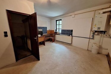 Kitűnő befektetés, Göd egyik legkedveltebb részén!

Göd vasútállomástól és a kis erdőtől mindössze néhány percre, rendezett arculatú elegáns környéken ajánljuk figyelmébe ezt a sokoldalúan hasznosítható ikerház felet. 

A lakóingatlan 400 m2-es körbekerített telken, 170 m2-es, 9 szobás az 1980 évek vége felé épült, használható állapotú, de felújítást igényel.

Az iker félben három földszinti garzonlakrészt találunk, ebből egy saját fürdőszobával és konyhával, két mini garzon zuhanyzóval és közös toalettel rendelkezik (a két egyszemélyes garzon használ egyet). 

A tetőtérben négy külön bejáratú, villany al mérős, saját fürdőszobás (zuhanyzós) konyhasarokkal rendelkező mini garzont találunk. 

Az épület fűtése gázcirkóval megoldott, a szobák laminált parkettázottak, a többi helyiség .Járólapos kivitelezésű és a nyílászárók fa típusú termo hőszigetelt üvegezésűek.
Az épület használható állapotú, felújítást igényel.
A kert hátsó részében külön lakrész, mely konyha, fürdő, két külön nyíló nagyobb szoba, kamra beosztású, saját leválasztott kertrésszel. 
Ez a hátsó épület, mely egy téliesített faház, két külön lakrészre is bontható, a második fürdő előkészítve biztosítja ezt a lehetőséget.
Kertre néző kilátás, tetőtér beépített, pince nincs, akár 3 gépjárművel is lehet parkolni az udvarban.
Amennyiben szeretne egy biztos bevétellel, saját vállalkozást üzemeltetni, akkor ez ideális lehetőség az ön számára. 
A garzonok gyorsan kiadhatóak, folyamatos, kiszámítható jövedelmet biztosítva. 
Az ingatlan kezelése is megoldható, ha csak a pénzügyi résszel kíván foglalkozni.

Otthon Start 3 % – s hitel igénybe vehető.

A hirdetésben szereplő adatok tájékoztató jellegűek.

Kedvező ár: 79. 900. 000.- M Ft

További információért és a megtekintéssel kapcsolatban, várom megtisztelő hívását!

Amiben még segíteni tudok:

- ha a vásárláshoz még el kell adnia ingatlanát
- energetikai tanúsítvány készítése 72 órán belül
- ingyenes hitelügyintézés
- jogi háttér
- földhivatali ügyintézés
- értékbecslés, piaci ármeghatározás
- költöztetés, lomtalanítás
- ajánlatok küldése e-mailben országos adatbázisból.

Tel: +36705581160,  +36304800339