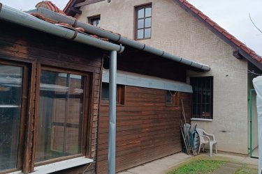 Kitűnő befektetés, Göd egyik legkedveltebb részén!

Göd vasútállomástól és a kis erdőtől mindössze néhány percre, rendezett arculatú elegáns környéken ajánljuk figyelmébe ezt a sokoldalúan hasznosítható ikerház felet. 

A lakóingatlan 400 m2-es körbekerített telken, 170 m2-es, 9 szobás az 1980 évek vége felé épült, használható állapotú, de felújítást igényel.

Az iker félben három földszinti garzonlakrészt találunk, ebből egy saját fürdőszobával és konyhával, két mini garzon zuhanyzóval és közös toalettel rendelkezik (a két egyszemélyes garzon használ egyet). 

A tetőtérben négy külön bejáratú, villany al mérős, saját fürdőszobás (zuhanyzós) konyhasarokkal rendelkező mini garzont találunk. 

Az épület fűtése gázcirkóval megoldott, a szobák laminált parkettázottak, a többi helyiség .Járólapos kivitelezésű és a nyílászárók fa típusú termo hőszigetelt üvegezésűek.
Az épület használható állapotú, felújítást igényel.
A kert hátsó részében külön lakrész, mely konyha, fürdő, két külön nyíló nagyobb szoba, kamra beosztású, saját leválasztott kertrésszel. 
Ez a hátsó épület, mely egy téliesített faház, két külön lakrészre is bontható, a második fürdő előkészítve biztosítja ezt a lehetőséget.
Kertre néző kilátás, tetőtér beépített, pince nincs, akár 3 gépjárművel is lehet parkolni az udvarban.
Amennyiben szeretne egy biztos bevétellel, saját vállalkozást üzemeltetni, akkor ez ideális lehetőség az ön számára. 
A garzonok gyorsan kiadhatóak, folyamatos, kiszámítható jövedelmet biztosítva. 
Az ingatlan kezelése is megoldható, ha csak a pénzügyi résszel kíván foglalkozni.

Otthon Start 3 % – s hitel igénybe vehető.

A hirdetésben szereplő adatok tájékoztató jellegűek.

Kedvező ár: 79. 900. 000.- M Ft

További információért és a megtekintéssel kapcsolatban, várom megtisztelő hívását!

Amiben még segíteni tudok:

- ha a vásárláshoz még el kell adnia ingatlanát
- energetikai tanúsítvány készítése 72 órán belül
- ingyenes hitelügyintézés
- jogi háttér
- földhivatali ügyintézés
- értékbecslés, piaci ármeghatározás
- költöztetés, lomtalanítás
- ajánlatok küldése e-mailben országos adatbázisból.

Tel: +36705581160,  +36304800339