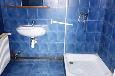 Kitűnő befektetés, Göd egyik legkedveltebb részén!

Göd vasútállomástól és a kis erdőtől mindössze néhány percre, rendezett arculatú elegáns környéken ajánljuk figyelmébe ezt a sokoldalúan hasznosítható ikerház felet. 

A lakóingatlan 400 m2-es körbekerített telken, 170 m2-es, 9 szobás az 1980 évek vége felé épült, használható állapotú, de felújítást igényel.

Az iker félben három földszinti garzonlakrészt találunk, ebből egy saját fürdőszobával és konyhával, két mini garzon zuhanyzóval és közös toalettel rendelkezik (a két egyszemélyes garzon használ egyet). 

A tetőtérben négy külön bejáratú, villany al mérős, saját fürdőszobás (zuhanyzós) konyhasarokkal rendelkező mini garzont találunk. 

Az épület fűtése gázcirkóval megoldott, a szobák laminált parkettázottak, a többi helyiség .Járólapos kivitelezésű és a nyílászárók fa típusú termo hőszigetelt üvegezésűek.
Az épület használható állapotú, felújítást igényel.
A kert hátsó részében külön lakrész, mely konyha, fürdő, két külön nyíló nagyobb szoba, kamra beosztású, saját leválasztott kertrésszel. 
Ez a hátsó épület, mely egy téliesített faház, két külön lakrészre is bontható, a második fürdő előkészítve biztosítja ezt a lehetőséget.
Kertre néző kilátás, tetőtér beépített, pince nincs, akár 3 gépjárművel is lehet parkolni az udvarban.
Amennyiben szeretne egy biztos bevétellel, saját vállalkozást üzemeltetni, akkor ez ideális lehetőség az ön számára. 
A garzonok gyorsan kiadhatóak, folyamatos, kiszámítható jövedelmet biztosítva. 
Az ingatlan kezelése is megoldható, ha csak a pénzügyi résszel kíván foglalkozni.

Otthon Start 3 % – s hitel igénybe vehető.

A hirdetésben szereplő adatok tájékoztató jellegűek.

Kedvező ár: 79. 900. 000.- M Ft

További információért és a megtekintéssel kapcsolatban, várom megtisztelő hívását!

Amiben még segíteni tudok:

- ha a vásárláshoz még el kell adnia ingatlanát
- energetikai tanúsítvány készítése 72 órán belül
- ingyenes hitelügyintézés
- jogi háttér
- földhivatali ügyintézés
- értékbecslés, piaci ármeghatározás
- költöztetés, lomtalanítás
- ajánlatok küldése e-mailben országos adatbázisból.

Tel: +36705581160,  +36304800339