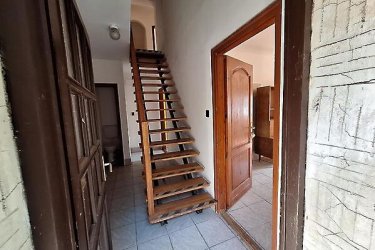 Kitűnő befektetés, Göd egyik legkedveltebb részén!

Göd vasútállomástól és a kis erdőtől mindössze néhány percre, rendezett arculatú elegáns környéken ajánljuk figyelmébe ezt a sokoldalúan hasznosítható ikerház felet. 

A lakóingatlan 400 m2-es körbekerített telken, 170 m2-es, 9 szobás az 1980 évek vége felé épült, használható állapotú, de felújítást igényel.

Az iker félben három földszinti garzonlakrészt találunk, ebből egy saját fürdőszobával és konyhával, két mini garzon zuhanyzóval és közös toalettel rendelkezik (a két egyszemélyes garzon használ egyet). 

A tetőtérben négy külön bejáratú, villany al mérős, saját fürdőszobás (zuhanyzós) konyhasarokkal rendelkező mini garzont találunk. 

Az épület fűtése gázcirkóval megoldott, a szobák laminált parkettázottak, a többi helyiség .Járólapos kivitelezésű és a nyílászárók fa típusú termo hőszigetelt üvegezésűek.
Az épület használható állapotú, felújítást igényel.
A kert hátsó részében külön lakrész, mely konyha, fürdő, két külön nyíló nagyobb szoba, kamra beosztású, saját leválasztott kertrésszel. 
Ez a hátsó épület, mely egy téliesített faház, két külön lakrészre is bontható, a második fürdő előkészítve biztosítja ezt a lehetőséget.
Kertre néző kilátás, tetőtér beépített, pince nincs, akár 3 gépjárművel is lehet parkolni az udvarban.
Amennyiben szeretne egy biztos bevétellel, saját vállalkozást üzemeltetni, akkor ez ideális lehetőség az ön számára. 
A garzonok gyorsan kiadhatóak, folyamatos, kiszámítható jövedelmet biztosítva. 
Az ingatlan kezelése is megoldható, ha csak a pénzügyi résszel kíván foglalkozni.

Otthon Start 3 % – s hitel igénybe vehető.

A hirdetésben szereplő adatok tájékoztató jellegűek.

Kedvező ár: 79. 900. 000.- M Ft

További információért és a megtekintéssel kapcsolatban, várom megtisztelő hívását!

Amiben még segíteni tudok:

- ha a vásárláshoz még el kell adnia ingatlanát
- energetikai tanúsítvány készítése 72 órán belül
- ingyenes hitelügyintézés
- jogi háttér
- földhivatali ügyintézés
- értékbecslés, piaci ármeghatározás
- költöztetés, lomtalanítás
- ajánlatok küldése e-mailben országos adatbázisból.

Tel: +36705581160,  +36304800339