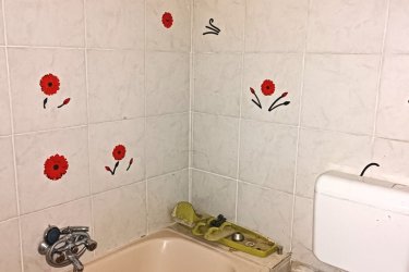 Kitűnő befektetés, Göd egyik legkedveltebb részén!

Göd vasútállomástól és a kis erdőtől mindössze néhány percre, rendezett arculatú elegáns környéken ajánljuk figyelmébe ezt a sokoldalúan hasznosítható ikerház felet. 

A lakóingatlan 400 m2-es körbekerített telken, 170 m2-es, 9 szobás az 1980 évek vége felé épült, használható állapotú, de felújítást igényel.

Az iker félben három földszinti garzonlakrészt találunk, ebből egy saját fürdőszobával és konyhával, két mini garzon zuhanyzóval és közös toalettel rendelkezik (a két egyszemélyes garzon használ egyet). 

A tetőtérben négy külön bejáratú, villany al mérős, saját fürdőszobás (zuhanyzós) konyhasarokkal rendelkező mini garzont találunk. 

Az épület fűtése gázcirkóval megoldott, a szobák laminált parkettázottak, a többi helyiség .Járólapos kivitelezésű és a nyílászárók fa típusú termo hőszigetelt üvegezésűek.
Az épület használható állapotú, felújítást igényel.
A kert hátsó részében külön lakrész, mely konyha, fürdő, két külön nyíló nagyobb szoba, kamra beosztású, saját leválasztott kertrésszel. 
Ez a hátsó épület, mely egy téliesített faház, két külön lakrészre is bontható, a második fürdő előkészítve biztosítja ezt a lehetőséget.
Kertre néző kilátás, tetőtér beépített, pince nincs, akár 3 gépjárművel is lehet parkolni az udvarban.
Amennyiben szeretne egy biztos bevétellel, saját vállalkozást üzemeltetni, akkor ez ideális lehetőség az ön számára. 
A garzonok gyorsan kiadhatóak, folyamatos, kiszámítható jövedelmet biztosítva. 
Az ingatlan kezelése is megoldható, ha csak a pénzügyi résszel kíván foglalkozni.

Otthon Start 3 % – s hitel igénybe vehető.

A hirdetésben szereplő adatok tájékoztató jellegűek.

Kedvező ár: 79. 900. 000.- M Ft

További információért és a megtekintéssel kapcsolatban, várom megtisztelő hívását!

Amiben még segíteni tudok:

- ha a vásárláshoz még el kell adnia ingatlanát
- energetikai tanúsítvány készítése 72 órán belül
- ingyenes hitelügyintézés
- jogi háttér
- földhivatali ügyintézés
- értékbecslés, piaci ármeghatározás
- költöztetés, lomtalanítás
- ajánlatok küldése e-mailben országos adatbázisból.

Tel: +36705581160,  +36304800339
