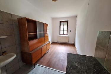 Kitűnő befektetés, Göd egyik legkedveltebb részén!

Göd vasútállomástól és a kis erdőtől mindössze néhány percre, rendezett arculatú elegáns környéken ajánljuk figyelmébe ezt a sokoldalúan hasznosítható ikerház felet. 

A lakóingatlan 400 m2-es körbekerített telken, 170 m2-es, 9 szobás az 1980 évek vége felé épült, használható állapotú, de felújítást igényel.

Az iker félben három földszinti garzonlakrészt találunk, ebből egy saját fürdőszobával és konyhával, két mini garzon zuhanyzóval és közös toalettel rendelkezik (a két egyszemélyes garzon használ egyet). 

A tetőtérben négy külön bejáratú, villany al mérős, saját fürdőszobás (zuhanyzós) konyhasarokkal rendelkező mini garzont találunk. 

Az épület fűtése gázcirkóval megoldott, a szobák laminált parkettázottak, a többi helyiség .Járólapos kivitelezésű és a nyílászárók fa típusú termo hőszigetelt üvegezésűek.
Az épület használható állapotú, felújítást igényel.
A kert hátsó részében külön lakrész, mely konyha, fürdő, két külön nyíló nagyobb szoba, kamra beosztású, saját leválasztott kertrésszel. 
Ez a hátsó épület, mely egy téliesített faház, két külön lakrészre is bontható, a második fürdő előkészítve biztosítja ezt a lehetőséget.
Kertre néző kilátás, tetőtér beépített, pince nincs, akár 3 gépjárművel is lehet parkolni az udvarban.
Amennyiben szeretne egy biztos bevétellel, saját vállalkozást üzemeltetni, akkor ez ideális lehetőség az ön számára. 
A garzonok gyorsan kiadhatóak, folyamatos, kiszámítható jövedelmet biztosítva. 
Az ingatlan kezelése is megoldható, ha csak a pénzügyi résszel kíván foglalkozni.

Otthon Start 3 % – s hitel igénybe vehető.

A hirdetésben szereplő adatok tájékoztató jellegűek.

Kedvező ár: 79. 900. 000.- M Ft

További információért és a megtekintéssel kapcsolatban, várom megtisztelő hívását!

Amiben még segíteni tudok:

- ha a vásárláshoz még el kell adnia ingatlanát
- energetikai tanúsítvány készítése 72 órán belül
- ingyenes hitelügyintézés
- jogi háttér
- földhivatali ügyintézés
- értékbecslés, piaci ármeghatározás
- költöztetés, lomtalanítás
- ajánlatok küldése e-mailben országos adatbázisból.

Tel: +36705581160,  +36304800339