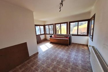Kitűnő befektetés, Göd egyik legkedveltebb részén!

Göd vasútállomástól és a kis erdőtől mindössze néhány percre, rendezett arculatú elegáns környéken ajánljuk figyelmébe ezt a sokoldalúan hasznosítható ikerház felet. 

A lakóingatlan 400 m2-es körbekerített telken, 170 m2-es, 9 szobás az 1980 évek vége felé épült, használható állapotú, de felújítást igényel.

Az iker félben három földszinti garzonlakrészt találunk, ebből egy saját fürdőszobával és konyhával, két mini garzon zuhanyzóval és közös toalettel rendelkezik (a két egyszemélyes garzon használ egyet). 

A tetőtérben négy külön bejáratú, villany al mérős, saját fürdőszobás (zuhanyzós) konyhasarokkal rendelkező mini garzont találunk. 

Az épület fűtése gázcirkóval megoldott, a szobák laminált parkettázottak, a többi helyiség .Járólapos kivitelezésű és a nyílászárók fa típusú termo hőszigetelt üvegezésűek.
Az épület használható állapotú, felújítást igényel.
A kert hátsó részében külön lakrész, mely konyha, fürdő, két külön nyíló nagyobb szoba, kamra beosztású, saját leválasztott kertrésszel. 
Ez a hátsó épület, mely egy téliesített faház, két külön lakrészre is bontható, a második fürdő előkészítve biztosítja ezt a lehetőséget.
Kertre néző kilátás, tetőtér beépített, pince nincs, akár 3 gépjárművel is lehet parkolni az udvarban.
Amennyiben szeretne egy biztos bevétellel, saját vállalkozást üzemeltetni, akkor ez ideális lehetőség az ön számára. 
A garzonok gyorsan kiadhatóak, folyamatos, kiszámítható jövedelmet biztosítva. 
Az ingatlan kezelése is megoldható, ha csak a pénzügyi résszel kíván foglalkozni.

Otthon Start 3 % – s hitel igénybe vehető.

A hirdetésben szereplő adatok tájékoztató jellegűek.

Kedvező ár: 79. 900. 000.- M Ft

További információért és a megtekintéssel kapcsolatban, várom megtisztelő hívását!

Amiben még segíteni tudok:

- ha a vásárláshoz még el kell adnia ingatlanát
- energetikai tanúsítvány készítése 72 órán belül
- ingyenes hitelügyintézés
- jogi háttér
- földhivatali ügyintézés
- értékbecslés, piaci ármeghatározás
- költöztetés, lomtalanítás
- ajánlatok küldése e-mailben országos adatbázisból.

Tel: +36705581160,  +36304800339