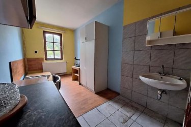 Kitűnő befektetés, Göd egyik legkedveltebb részén!

Göd vasútállomástól és a kis erdőtől mindössze néhány percre, rendezett arculatú elegáns környéken ajánljuk figyelmébe ezt a sokoldalúan hasznosítható ikerház felet. 

A lakóingatlan 400 m2-es körbekerített telken, 170 m2-es, 9 szobás az 1980 évek vége felé épült, használható állapotú, de felújítást igényel.

Az iker félben három földszinti garzonlakrészt találunk, ebből egy saját fürdőszobával és konyhával, két mini garzon zuhanyzóval és közös toalettel rendelkezik (a két egyszemélyes garzon használ egyet). 

A tetőtérben négy külön bejáratú, villany al mérős, saját fürdőszobás (zuhanyzós) konyhasarokkal rendelkező mini garzont találunk. 

Az épület fűtése gázcirkóval megoldott, a szobák laminált parkettázottak, a többi helyiség .Járólapos kivitelezésű és a nyílászárók fa típusú termo hőszigetelt üvegezésűek.
Az épület használható állapotú, felújítást igényel.
A kert hátsó részében külön lakrész, mely konyha, fürdő, két külön nyíló nagyobb szoba, kamra beosztású, saját leválasztott kertrésszel. 
Ez a hátsó épület, mely egy téliesített faház, két külön lakrészre is bontható, a második fürdő előkészítve biztosítja ezt a lehetőséget.
Kertre néző kilátás, tetőtér beépített, pince nincs, akár 3 gépjárművel is lehet parkolni az udvarban.
Amennyiben szeretne egy biztos bevétellel, saját vállalkozást üzemeltetni, akkor ez ideális lehetőség az ön számára. 
A garzonok gyorsan kiadhatóak, folyamatos, kiszámítható jövedelmet biztosítva. 
Az ingatlan kezelése is megoldható, ha csak a pénzügyi résszel kíván foglalkozni.

Otthon Start 3 % – s hitel igénybe vehető.

A hirdetésben szereplő adatok tájékoztató jellegűek.

Kedvező ár: 79. 900. 000.- M Ft

További információért és a megtekintéssel kapcsolatban, várom megtisztelő hívását!

Amiben még segíteni tudok:

- ha a vásárláshoz még el kell adnia ingatlanát
- energetikai tanúsítvány készítése 72 órán belül
- ingyenes hitelügyintézés
- jogi háttér
- földhivatali ügyintézés
- értékbecslés, piaci ármeghatározás
- költöztetés, lomtalanítás
- ajánlatok küldése e-mailben országos adatbázisból.

Tel: +36705581160,  +36304800339