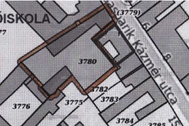 Vác történelmi belvárosának közelében – bruttó 138 m²- s nagypolgári stílusú családi ház eladó - remek lehetőségekkel.

Eladásra kínálok Vác történelmi belvárosában – a Székesegyházhoz 1 percre lévő ódon stílusú utcában, 4 perc sétára a Duna-parttól – 261 m2- s telken, bruttó 138 m²- s alapterületű, nagypolgári stílusú családi házat.  

A lakóingatlan az 1920-as – 30-as években épült téglából, födémszerkezete borított fafödém, fa ácsszerkezetű nyeregtető cserépborítású. 
2003-ban a tetőszerkezetét részlegesen, héjalását egészében felújították. 
Homlokzata: kőporos vakolatú, kőburkolatú lábazattal.
Az ingatlan jellemzői: 
261 m2-es telken, bruttó 138 m2-es alapterületű L alakban épült nagypolgári stílusú családi ház. 
Elrendezés: 
Előszoba (15 m2), fürdőszoba, sarok káddal - dupla kézmosóval (9. 5 m2), galériázott szoba (15 m2), 
kamra (6 m2), étkezős konyha (25 m2), 2 db. nagy méretű szoba (25-25 m2), nyitott veranda (10 m2),
pince (7 m2), fedett kapualj 6 m2 itt tárolható egy személygépjármű. 
A családi ház belmagassága 3. 4 méter, galériázható, teljes közművel rendelkezik.
A szobákban laminált burkolat és a többi helyiségben járólap burkolat található.
Fűtése gázkazán, radiátor hő leadókkal. Kiegészítő fűtésként épített fatüzeléses kandallóval került kialakításra. Meleg vízellátás kombicirkóról működik.
Nyílászárók kicserélve hőszigetelt faablakokra.
A családi ház utcafronti homlokzata felújításra szorul. 
Az eladandó családi ház közvetlen szomszédjában, partner irodánk által szintén értékesítés alatt álló, 1047 m2-es telek és rajta lévő 2 db bontandó ház együttesen remek és kivételes lehetőséget teremt Beruházók, Befektetők számára.
A két telek szervesen illeszkedik egymáshoz, mint az a térképen is jól látszik. Ezáltal a két épület közös utcafrontja már 25 méter. 
A telek méretei nem csak egy jelentős épülettömb elhelyezésére, de zárt parkolók építésére, tárolók és hangulatos, ugyanakkor intim udvar és kert kialakítására is lehetőséget adnak.
Felszín alatt 90%-s, a felszín felett 70% beépíthetőség lehetséges az érvényes HÉSZ szerint, s mindezt 13 méteres épületmagassággal lehet tervezni.
Elhelyezkedés: 
A város frekventált részén, karnyújtásnyira minden fontos intézménytől, üzletektől, éttermektől, bankoktól és kávézóktól. Vasútállomás 10 percre, ahonnan zónázóval 26 perc alatt a Nyugati pályaudvarra érhetünk. A busz pályaudvar 5 perc alatt elérhető.
A főtér és a Duna-part közelsége páratlan hangulatot biztosít, így ár-érték arányban is kiemelkedő befektetési lehetőség.
Bár a ház igazán otthonos érzetet kelt, ettől függetlenül - vagy épp ezért- lakhatás mellett üzleti tevékenységre is tökéletes választás. 
Elegáns orvosi rendelő, ügyvédi iroda is teljesen elképzelhető itt. 

Ár: 125. 000. 000.-Ft 
+ 
Ár: a telek 2 bontandó házzal 98. 000. 000.-Ft

További információért és a meg tekintéssel kapcsolatban, várom megtisztelő hívását!

Tel: +36705581160