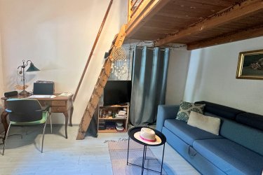 Vác történelmi belvárosának közelében – 138 m²- s nagypolgári stílusú családi ház eladó - remek lehetőségekkel.

Eladásra kínálok Vác történelmi belvárosában – a Székesegyházhoz 1 percre lévő ódon stílusú utcában, 4 perc sétára a Duna-parttól – 261 m2- s telken, 138 m²- s hasznos alapterületű, nagypolgári stílusú családi házat.

A lakóingatlan az 1920-as – 30-as években épült téglából, födémszerkezete borított fafödém, fa ácsszerkezetű nyeregtető cserépborítású. 2003-ban a tetőszerkezetét részlegesen, héjalását egészében felújították. 

Homlokzata: kőporos vakolatú, kőburkolatú lábazattal.

Az ingatlan jellemzői: 

- Telek: 261 m2
- Alapterület: 138 m² 
- Elrendezés: 
- Előszoba (15 m2), 
- fürdőszoba, sarok káddal - dupla kézmosóval (9. 5 m2),
- 1 galériázott szoba (15 m2), 
- kamra (6 m2),
- étkezős konyha (25 m2), 
- 2 db. nagyszoba (25-25 m2), 
- nyitott veranda (10 m2),
- kapualj Gk. beálló ( 6 m2),
- pince (7 m2).

A családi ház belmagassága 3. 4 méter, galériázható, teljes közművel rendelkezik.

A szobákban laminált burkolat és a többi helyiségben járólap burkolat található.

Fűtése gázkazán, radiátor hő leadókkal. Kiegészítő fűtésként épített fatüzeléses kandallóval került kialakításra.
 
Meleg víz ellátás kombicirkóról működik.

Nyílászárók kicserélve hőszigetelt faablakokra.

A családi ház utcafronti homlokzata felújításra szorul. 

Elhelyezkedés: 
A város frekventált részén, karnyújtásnyira minden fontos intézménytől, üzletektől, éttermektől, bankoktól és kávézóktól. Vasútállomás 10 percre, ahonnan zónázóval 26 perc alatt a Nyugati pályaudvarra érhetünk. A busz pályaudvar 5 perc alatt elérhető.
A főtér és a Duna-part közelsége páratlan hangulatot biztosít, így ár-érték arányban is kiemelkedő befektetési lehetőség.
Bár a ház igazán otthonos érzetet kelt, ettől függetlenül - vagy épp ezért- lakhatás mellett üzleti tevékenységre is tökéletes választás. 
Elegáns orvosi rendelő, ügyvédi iroda is teljesen elképzelhető itt. 

FIX ÁR: 125. 000. 000.-Ft

További információért és a meg tekintéssel kapcsolatban, várom megtisztelő hívását!

Tel: +36705581160