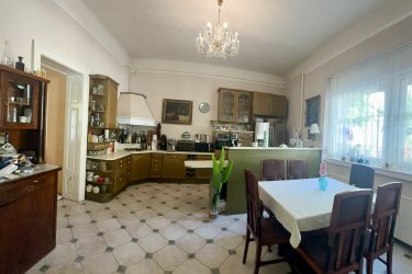 Vác történelmi belvárosának közelében – 138 m²- s nagypolgári stílusú családi ház eladó - remek lehetőségekkel.

Eladásra kínálok Vác történelmi belvárosában – a Székesegyházhoz 1 percre lévő ódon stílusú utcában, 4 perc sétára a Duna-parttól – 261 m2- s telken, 138 m²- s hasznos alapterületű, nagypolgári stílusú családi házat.

A lakóingatlan az 1920-as – 30-as években épült téglából, födémszerkezete borított fafödém, fa ácsszerkezetű nyeregtető cserépborítású. 2003-ban a tetőszerkezetét részlegesen, héjalását egészében felújították. 

Homlokzata: kőporos vakolatú, kőburkolatú lábazattal.

Az ingatlan jellemzői: 

- Telek: 261 m2
- Alapterület: 138 m² 
- Elrendezés: 
- Előszoba (15 m2), 
- fürdőszoba, sarok káddal - dupla kézmosóval (9. 5 m2),
- 1 galériázott szoba (15 m2), 
- kamra (6 m2),
- étkezős konyha (25 m2), 
- 2 db. nagyszoba (25-25 m2), 
- nyitott veranda (10 m2),
- kapualj Gk. beálló ( 6 m2),
- pince (7 m2).

A családi ház belmagassága 3. 4 méter, galériázható, teljes közművel rendelkezik.

A szobákban laminált burkolat és a többi helyiségben járólap burkolat található.

Fűtése gázkazán, radiátor hő leadókkal. Kiegészítő fűtésként épített fatüzeléses kandallóval került kialakításra.
 
Meleg víz ellátás kombicirkóról működik.

Nyílászárók kicserélve hőszigetelt faablakokra.

A családi ház utcafronti homlokzata felújításra szorul. 

Elhelyezkedés: 
A város frekventált részén, karnyújtásnyira minden fontos intézménytől, üzletektől, éttermektől, bankoktól és kávézóktól. Vasútállomás 10 percre, ahonnan zónázóval 26 perc alatt a Nyugati pályaudvarra érhetünk. A busz pályaudvar 5 perc alatt elérhető.
A főtér és a Duna-part közelsége páratlan hangulatot biztosít, így ár-érték arányban is kiemelkedő befektetési lehetőség.
Bár a ház igazán otthonos érzetet kelt, ettől függetlenül - vagy épp ezért- lakhatás mellett üzleti tevékenységre is tökéletes választás. 
Elegáns orvosi rendelő, ügyvédi iroda is teljesen elképzelhető itt. 

FIX ÁR: 125. 000. 000.-Ft

További információért és a meg tekintéssel kapcsolatban, várom megtisztelő hívását!

Tel: +36705581160